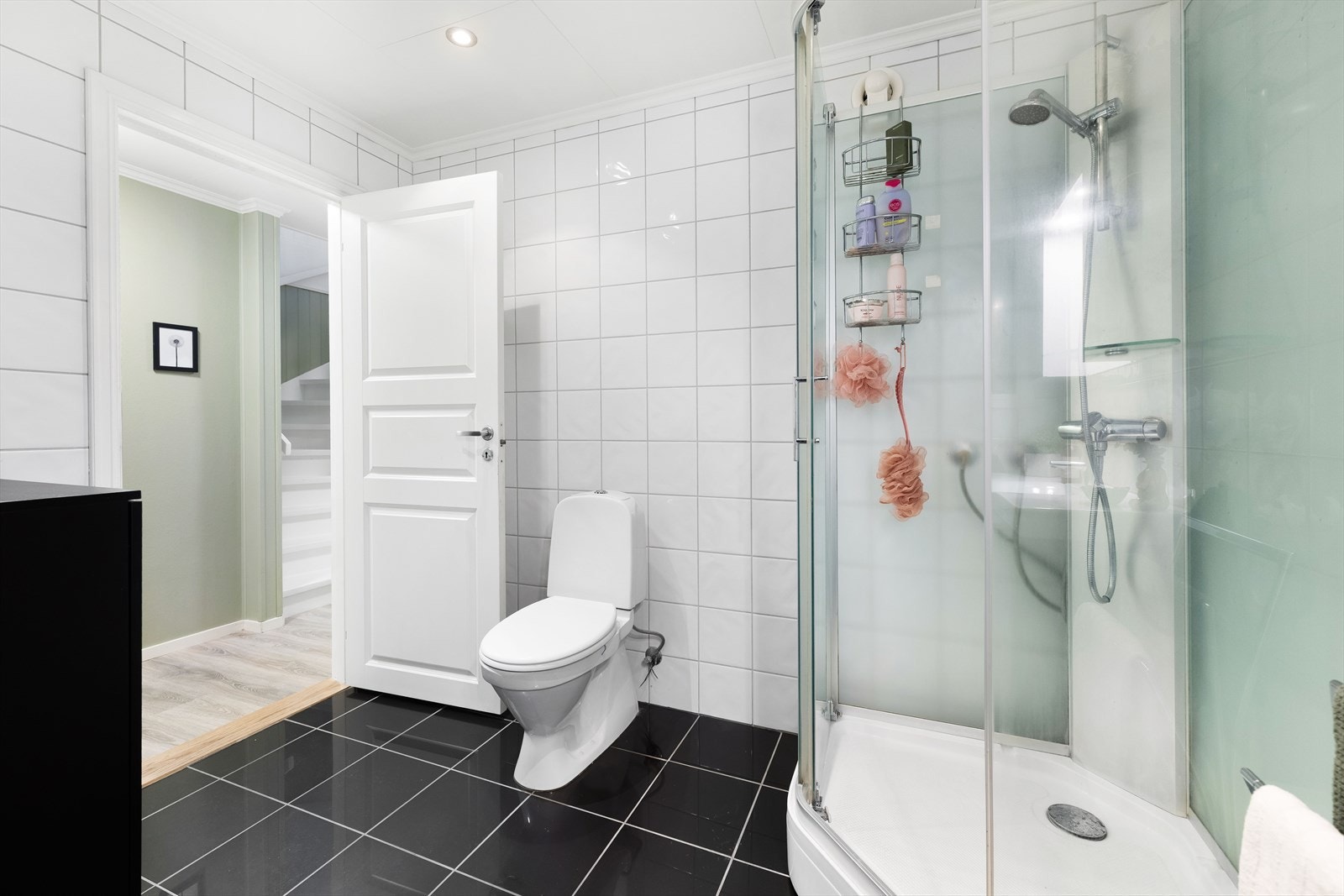 Badet i denne etasjen er hlefliset og pent, med innredning som wc, dusjkabinett og servantinnredning med skap. Galleribilde