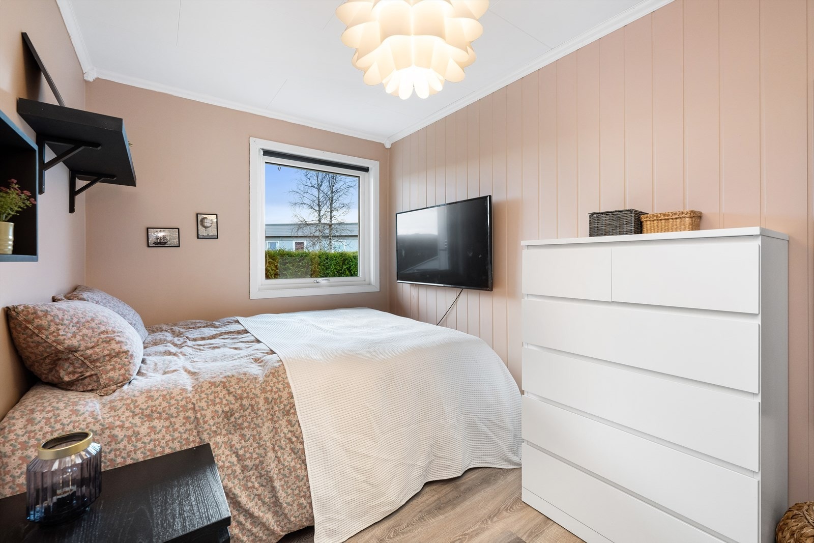 Soverom 2 er av god størrelse, og har god plass for stor seng og garderobe med mer. Passer ypperlig som barnerom. Galleribilde