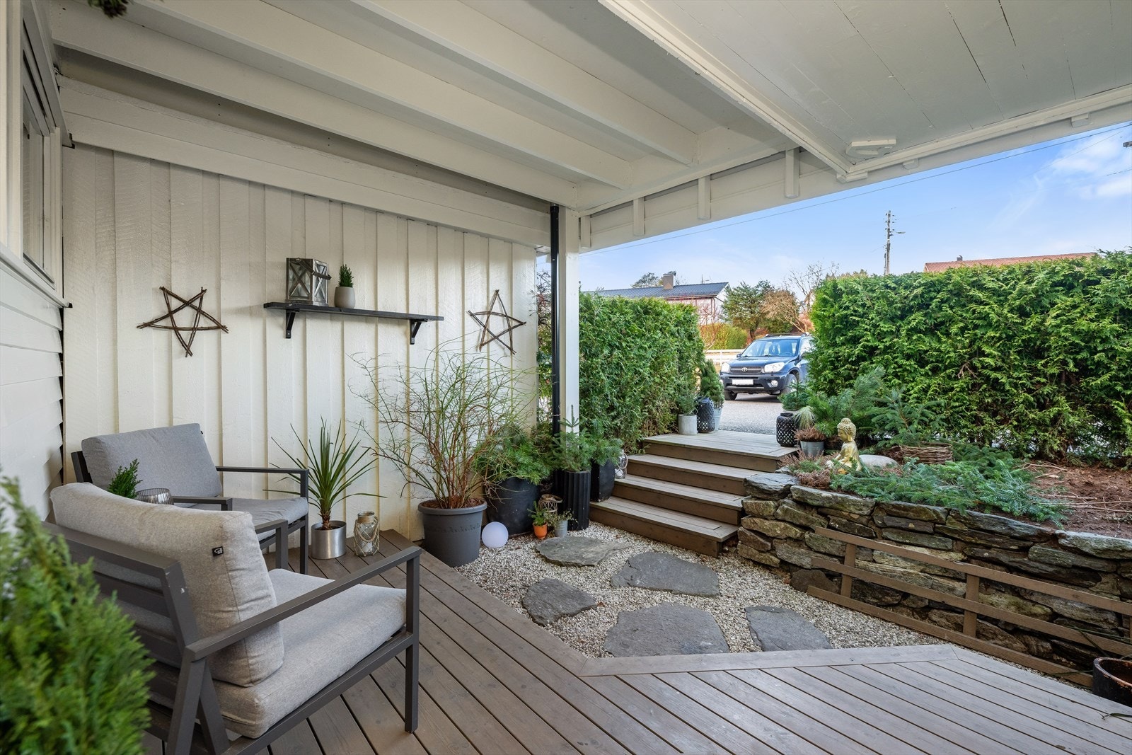 Herfra er det også tilkomst til praktisk utebod med god plass for lagring av stort og smått. Galleribilde