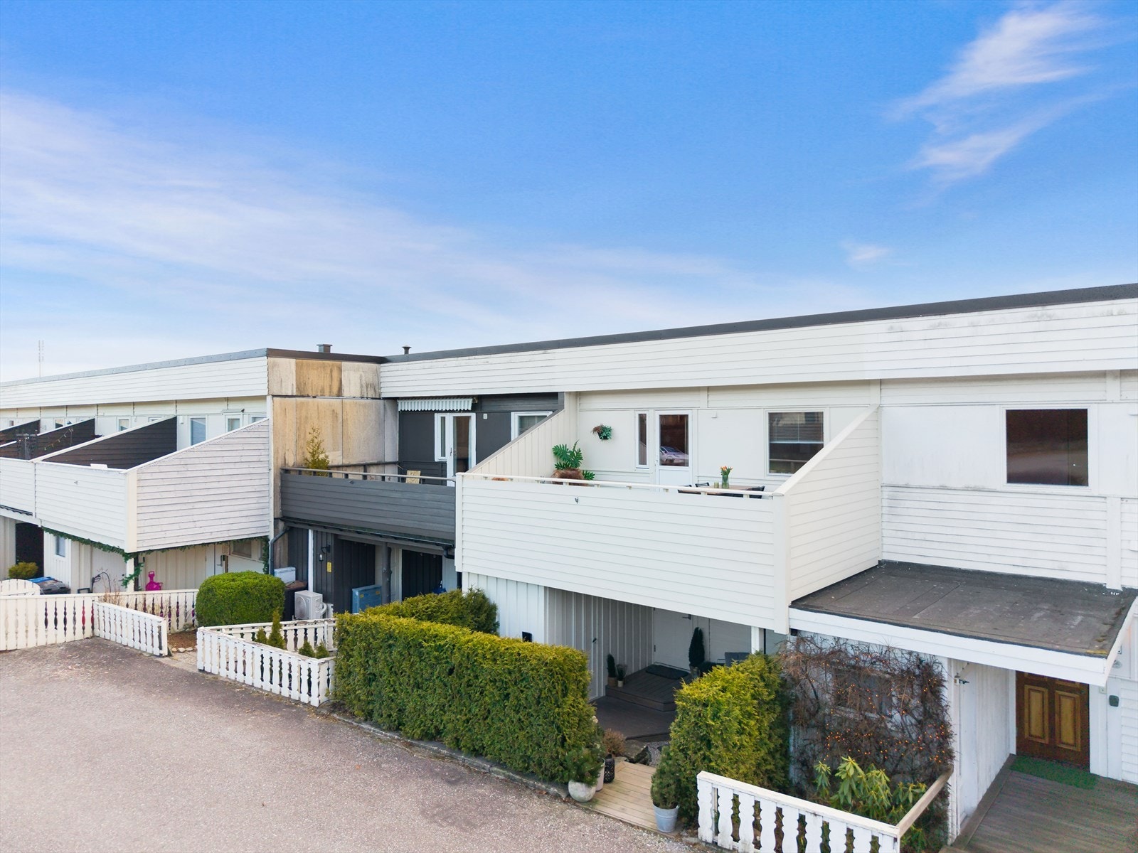 Rekkehuset ligger midt i hjertet av Knarvik og har kort gangvei til barnehager, skoler for alle alderstrinn, et vel av butikker, bussknutepunkt, hurtigbåt, fritidsaktiviteter og fine turområder. Galleribilde