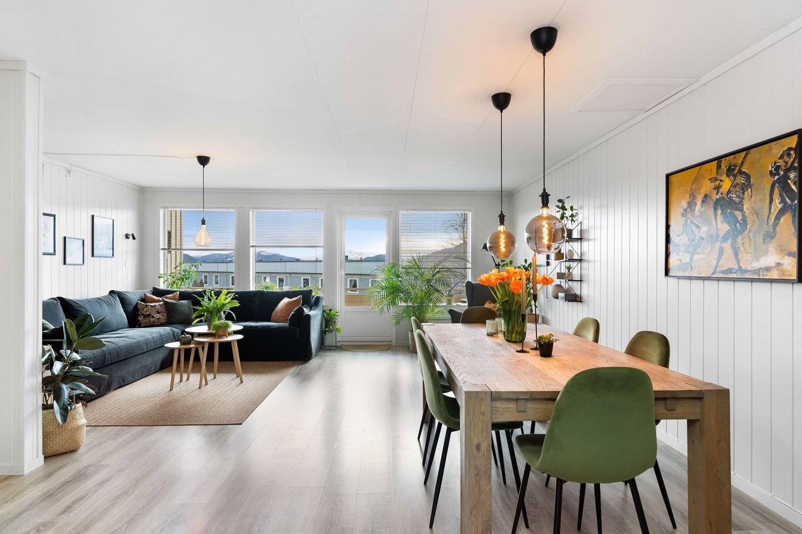 Rekkehuset strekker seg over 2 plan, med stue, kjøkken og 1 av husets 3 soverom i 2 etasje. Galleribilde