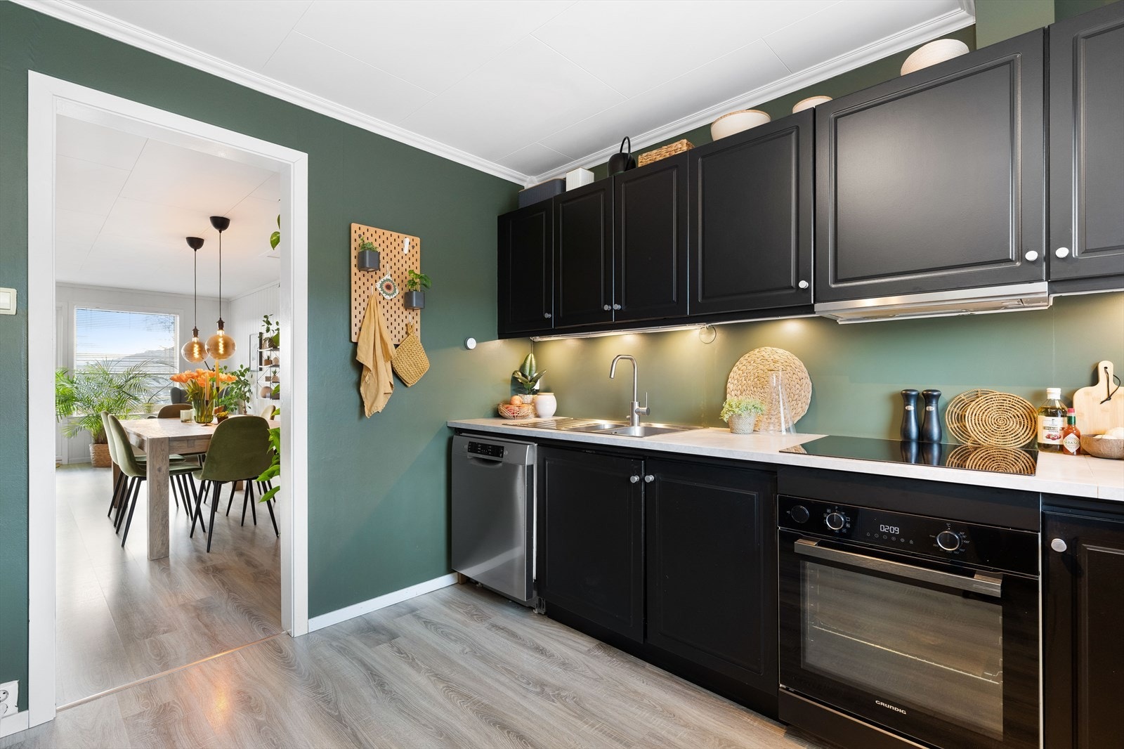 Pent kjøkken malt i moderne farger. Galleribilde