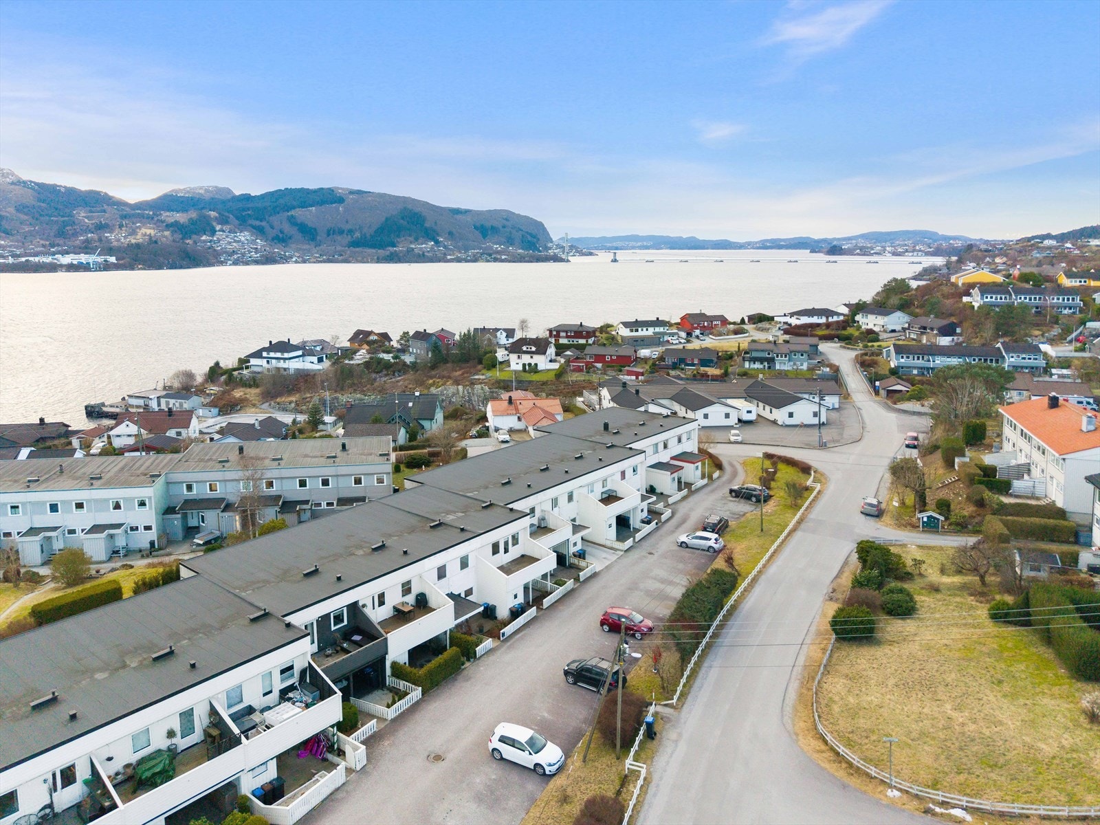 Der er gode parkeringsmuligheter på felles oppstillingsplass eller langs offentlig vei. Boligen har egen El-bil lader. Galleribilde