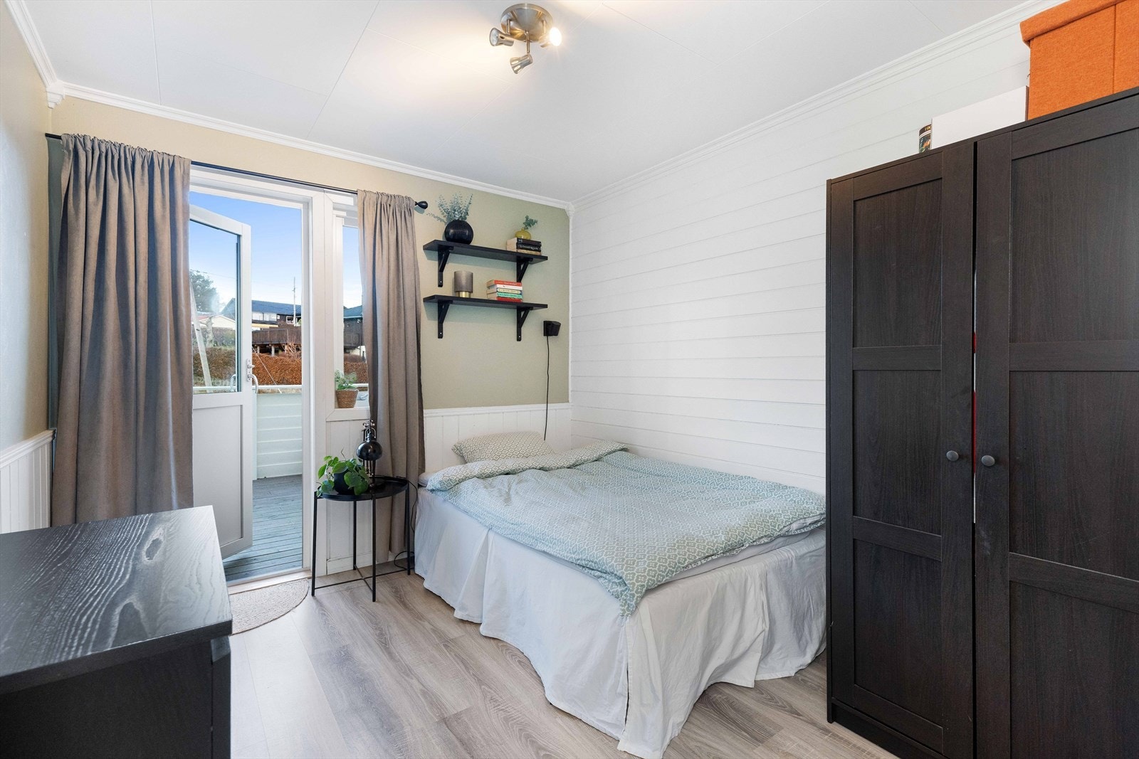 I overetasjen finner man 1 av husets 3 soverom. Et flott soverom med god plass for seng og garderobe med mer. Herfra er det utgang til en nyere altan. Galleribilde