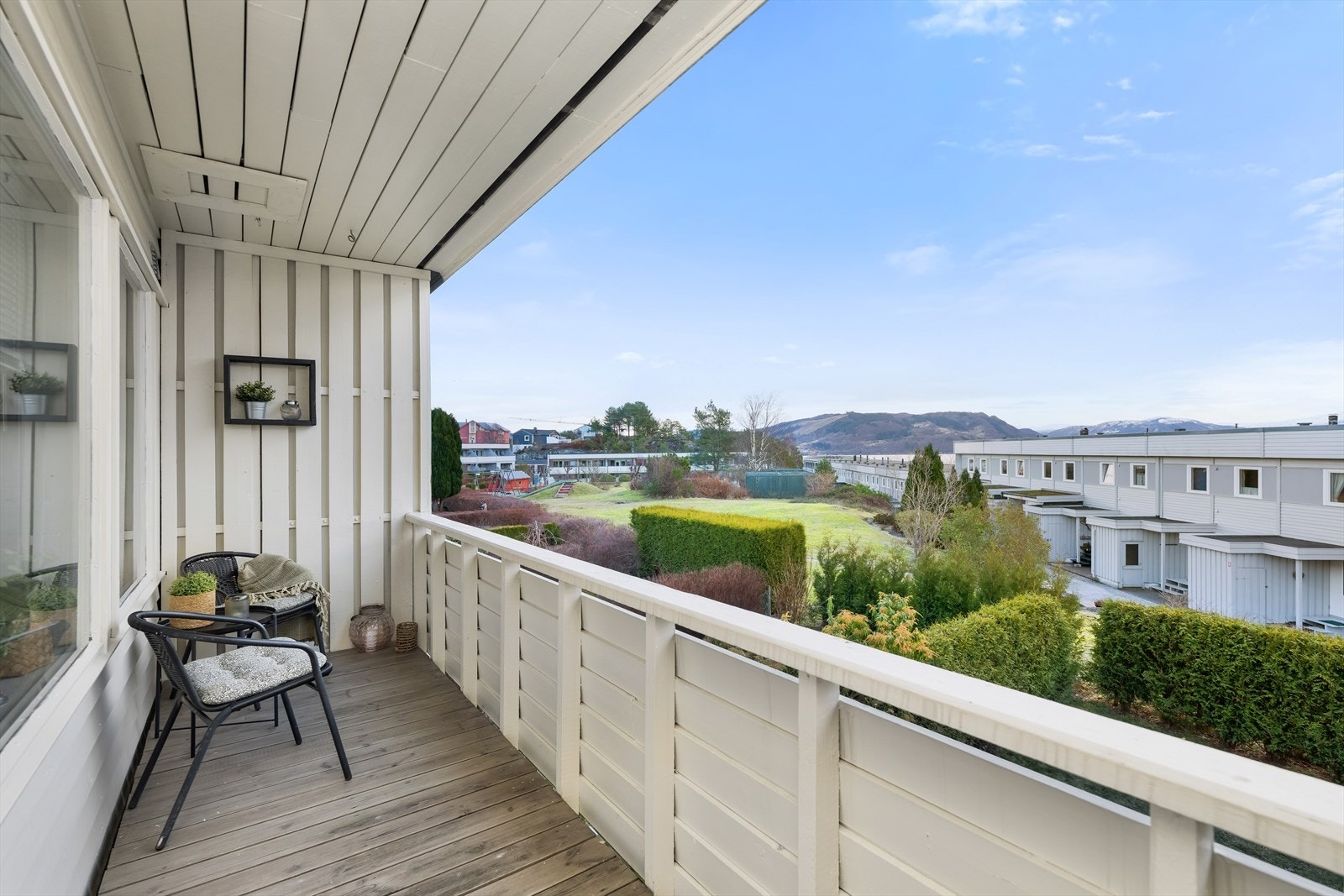 Fra stuen er det utsikt til nærområde med lekeplass og til Osterfjorden og med Osterøy som bakteppe. Galleribilde