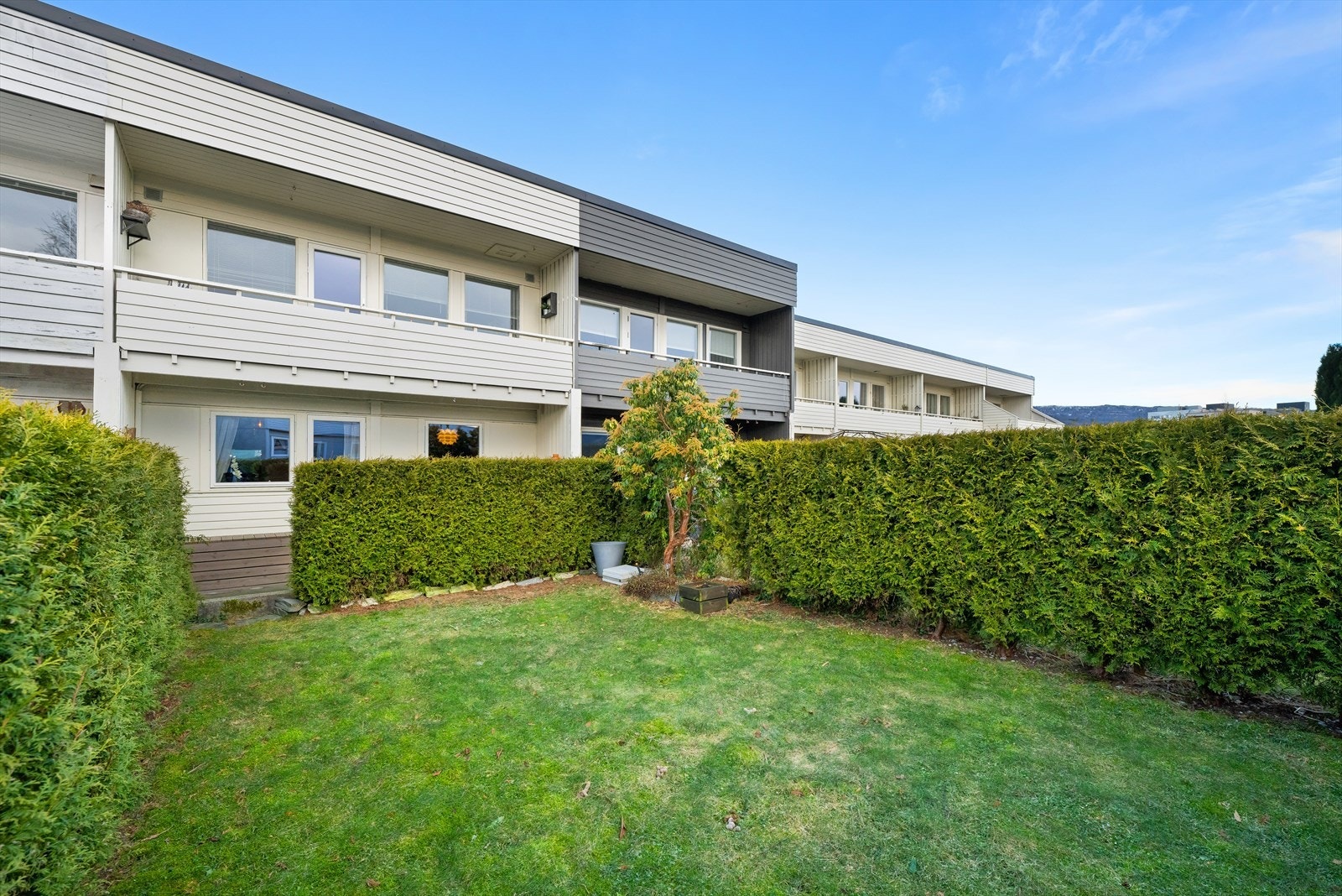 I tillegg til fine uteplasser, så har denne boligen en egen skjermet hage. Galleribilde