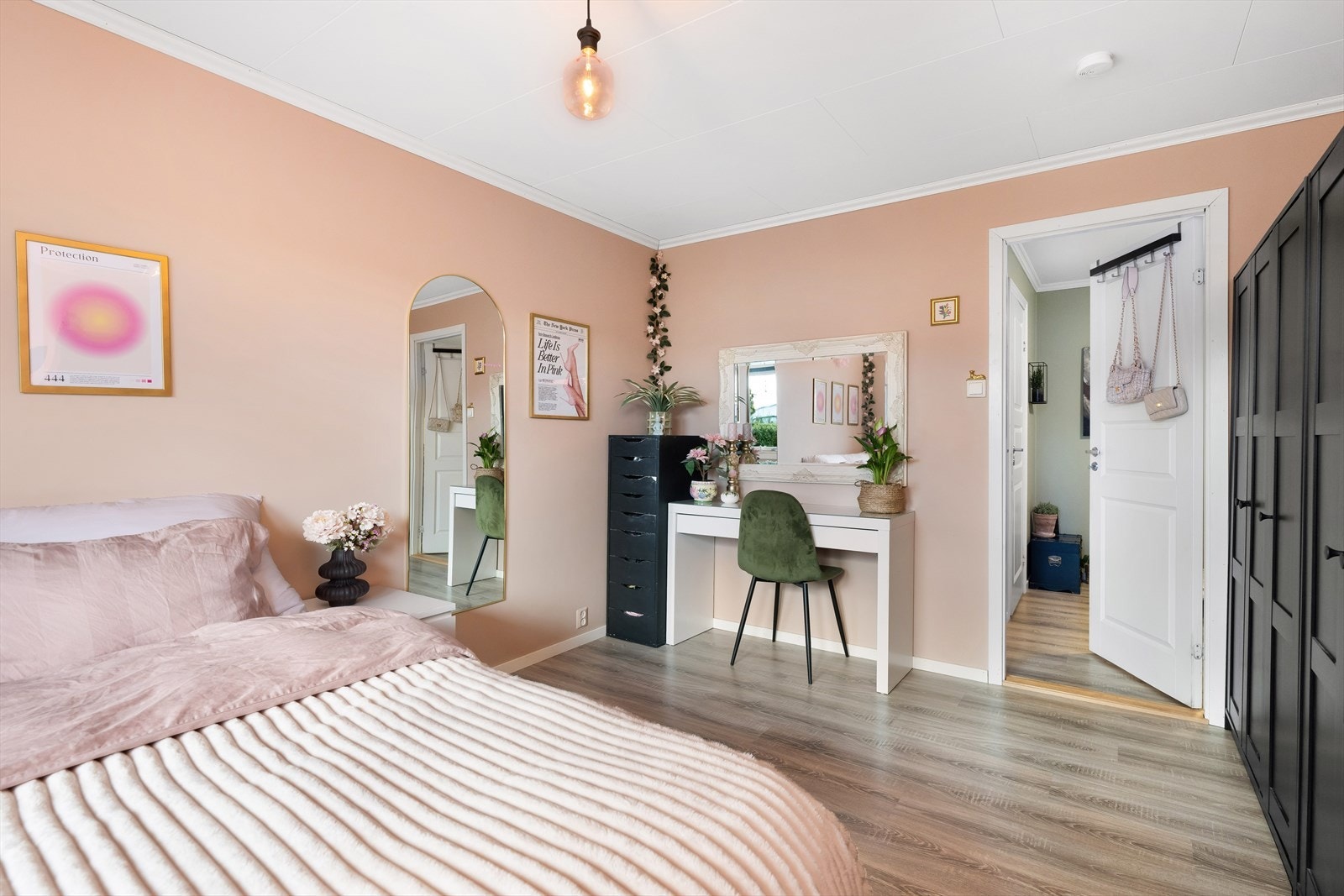 Hovedsoverommet er deilig stort og har rikelig med plass for stor dobbeltseng og garderobe. Galleribilde