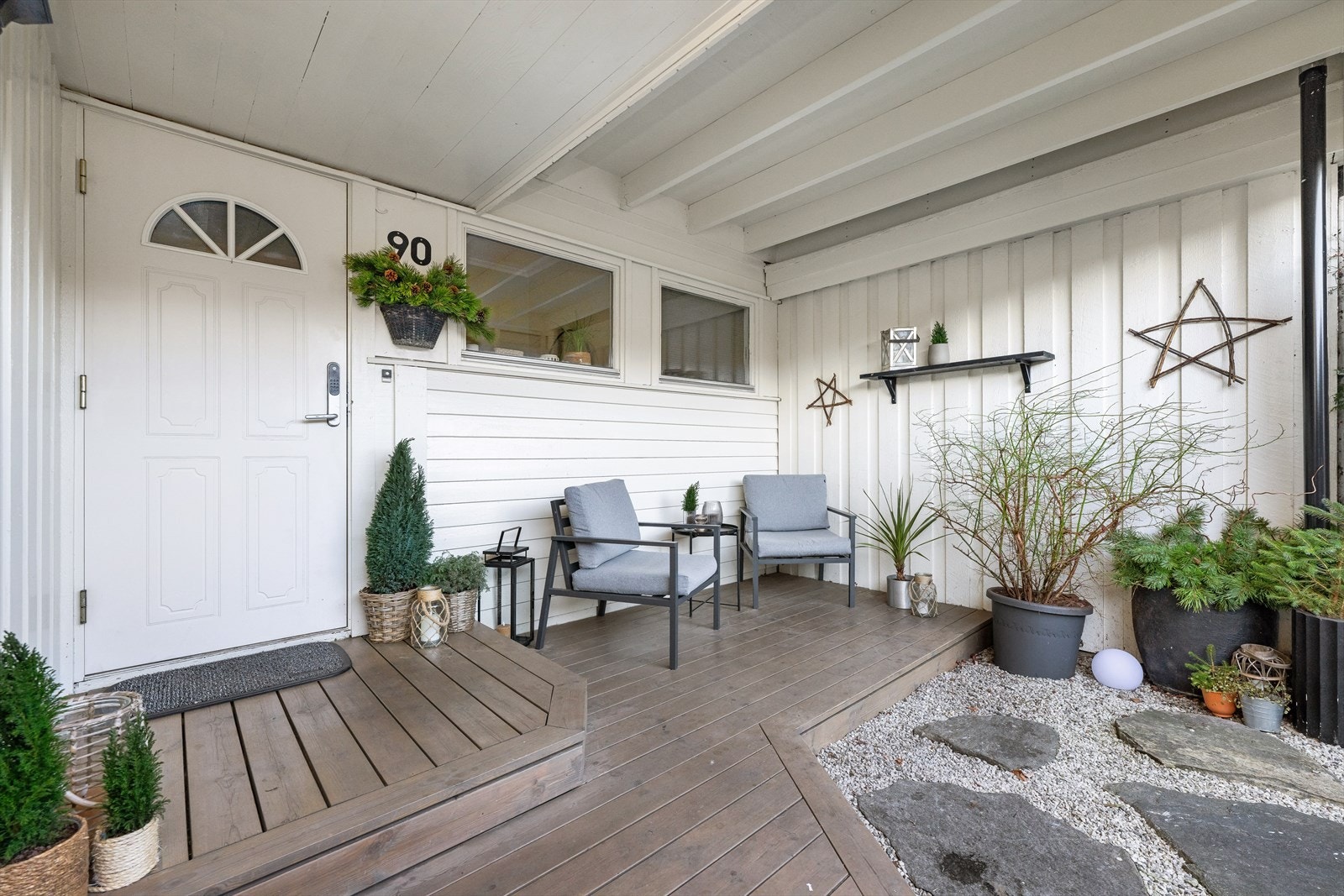 Eiendommen har et fantastisk inngangsparti, hvor det er laget til en koselig uteplass under tak. Her er det deilig å sitte når været ikke spiller på lag. Galleribilde