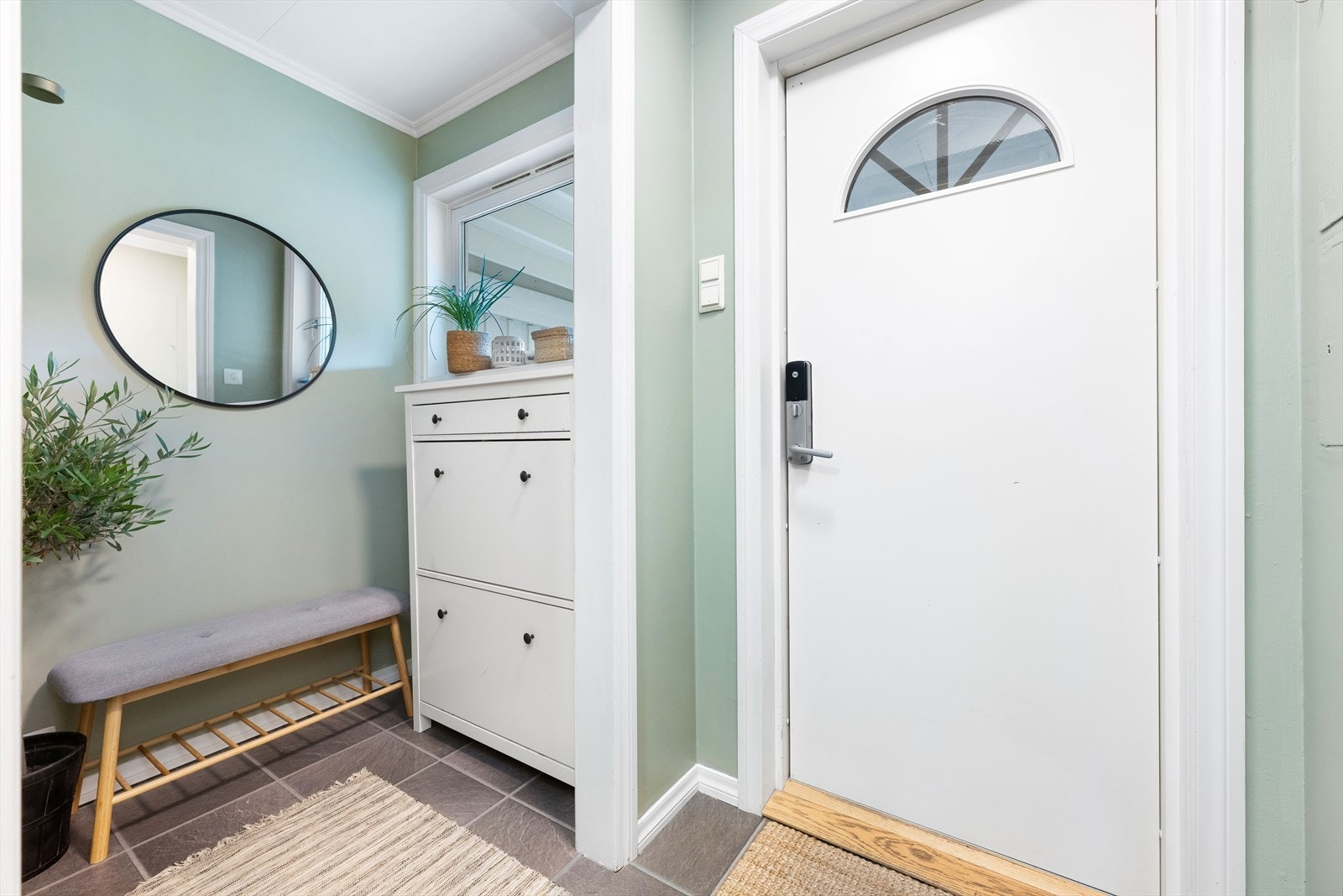 Velkommen inn! Romslig entré med god plass for yttertøy. Galleribilde