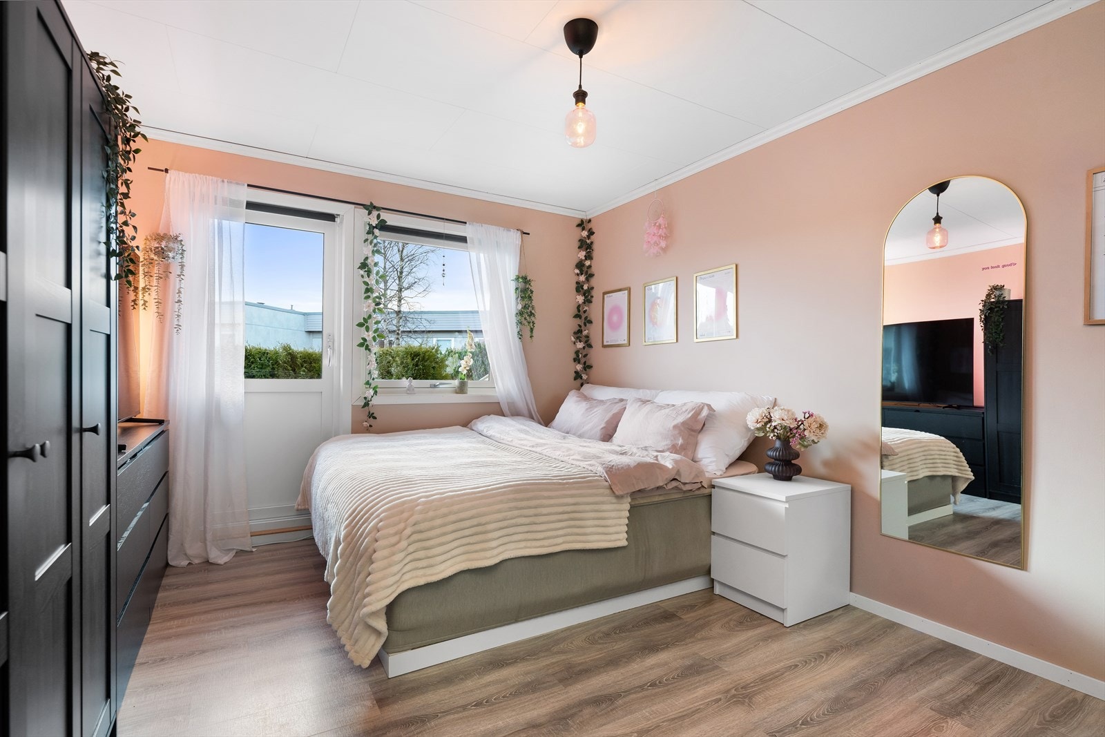 Herfra er det direkte utgang til terrasse og hage. Galleribilde