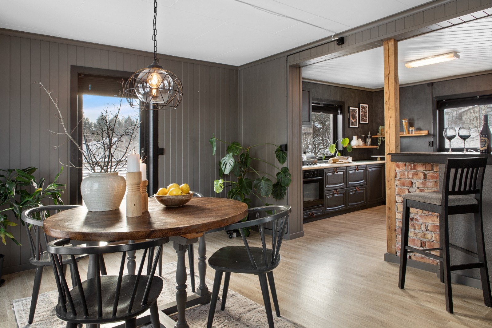 Stuen er utstyrt med både varmepumpe og vedovn, som gir god varme og ekstra hygge. Galleribilde