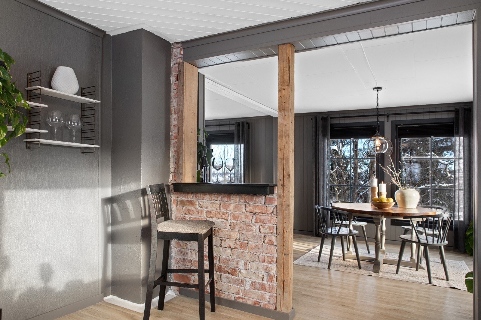 praktisk barløsning gir kjøkkenet et sosialt preg og knytter rommet naturlig sammen med stuen. Galleribilde