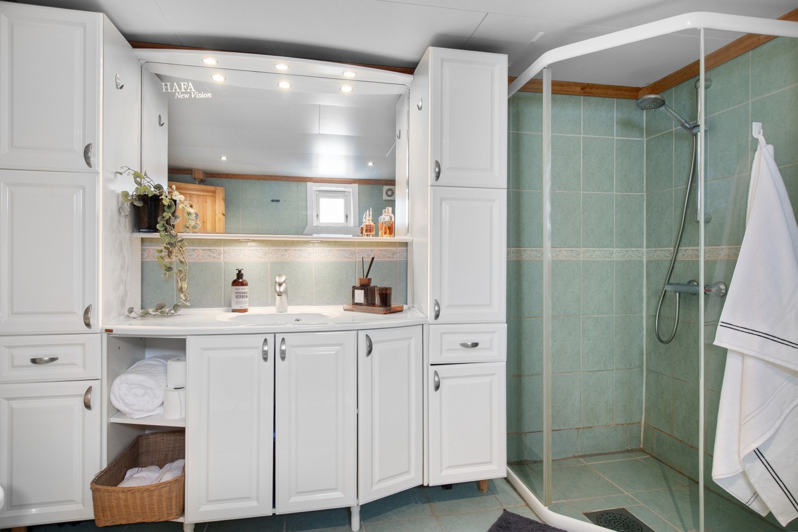 Badet er utstyrt med toalett, dusj med sokkel samt servantinnredning. Galleribilde