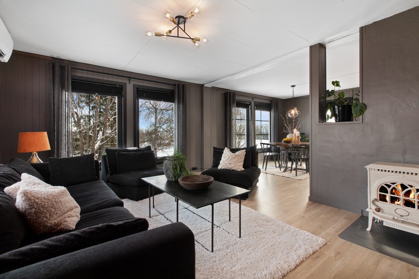 Eiendommen byr på en praktisk og god planløsning over to etasjer med kjeller. Galleribilde