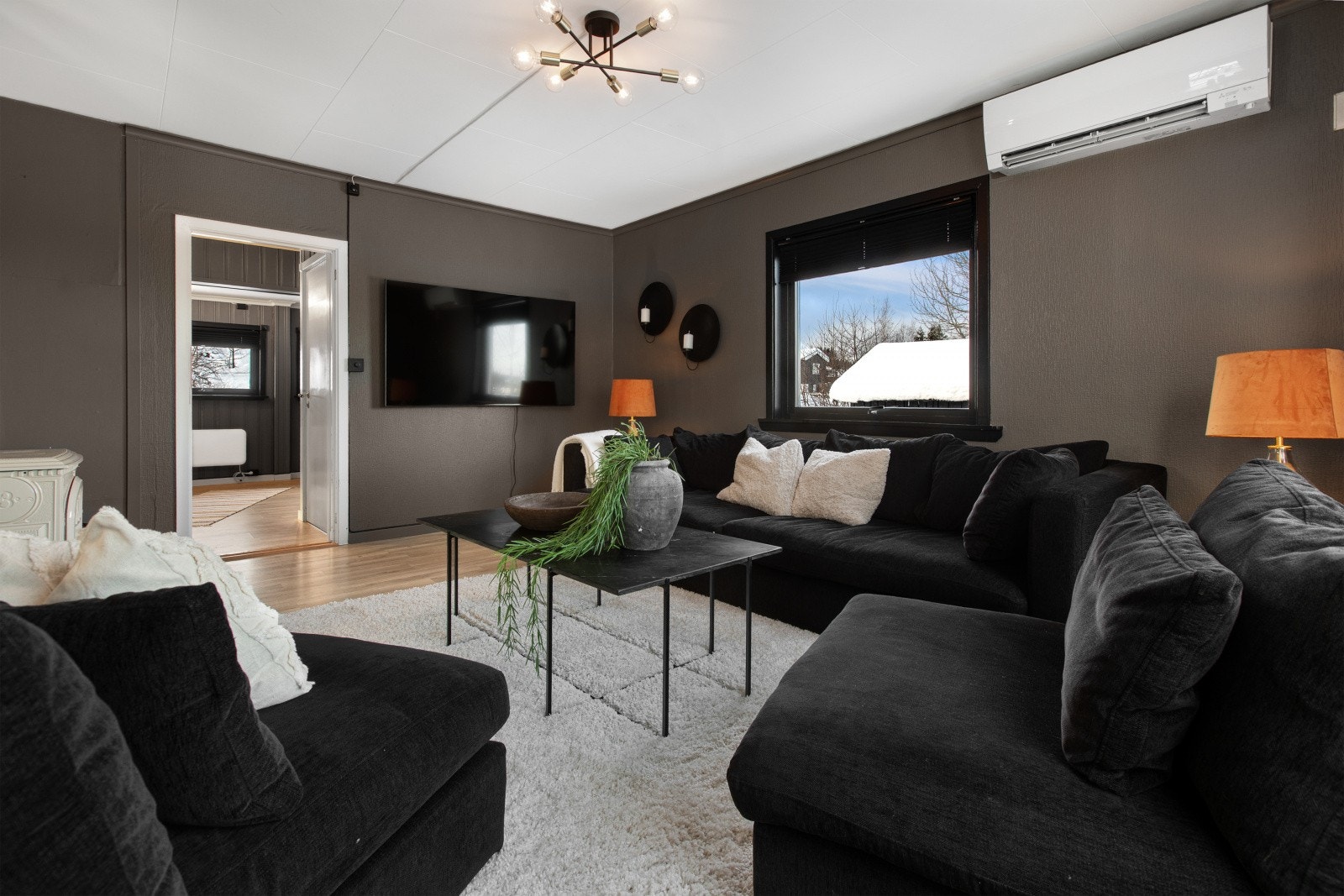 Stuen fremstår som et lunt og hyggelig oppholdsrom, ideelt for sosiale sammenkomster med familie og venner. Galleribilde