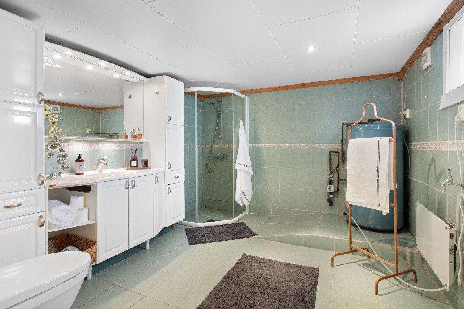 Badet ligger i kjelleretasjen og er av eldre standard, og det må påregnes oppgradering. Galleribilde