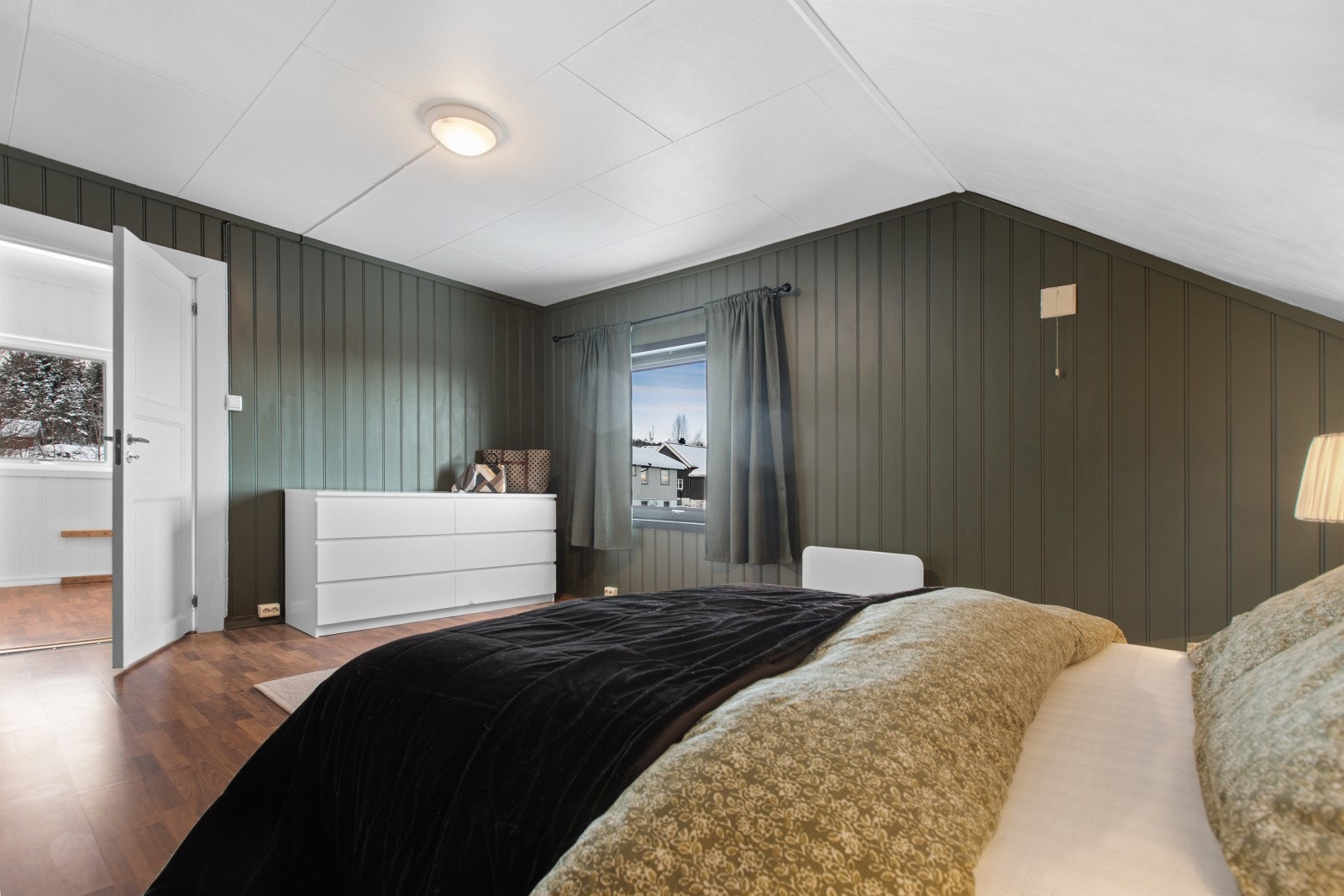 Soverommet har en god størrelse med plass til dobbeltseng, nattbord og garderobe. Galleribilde