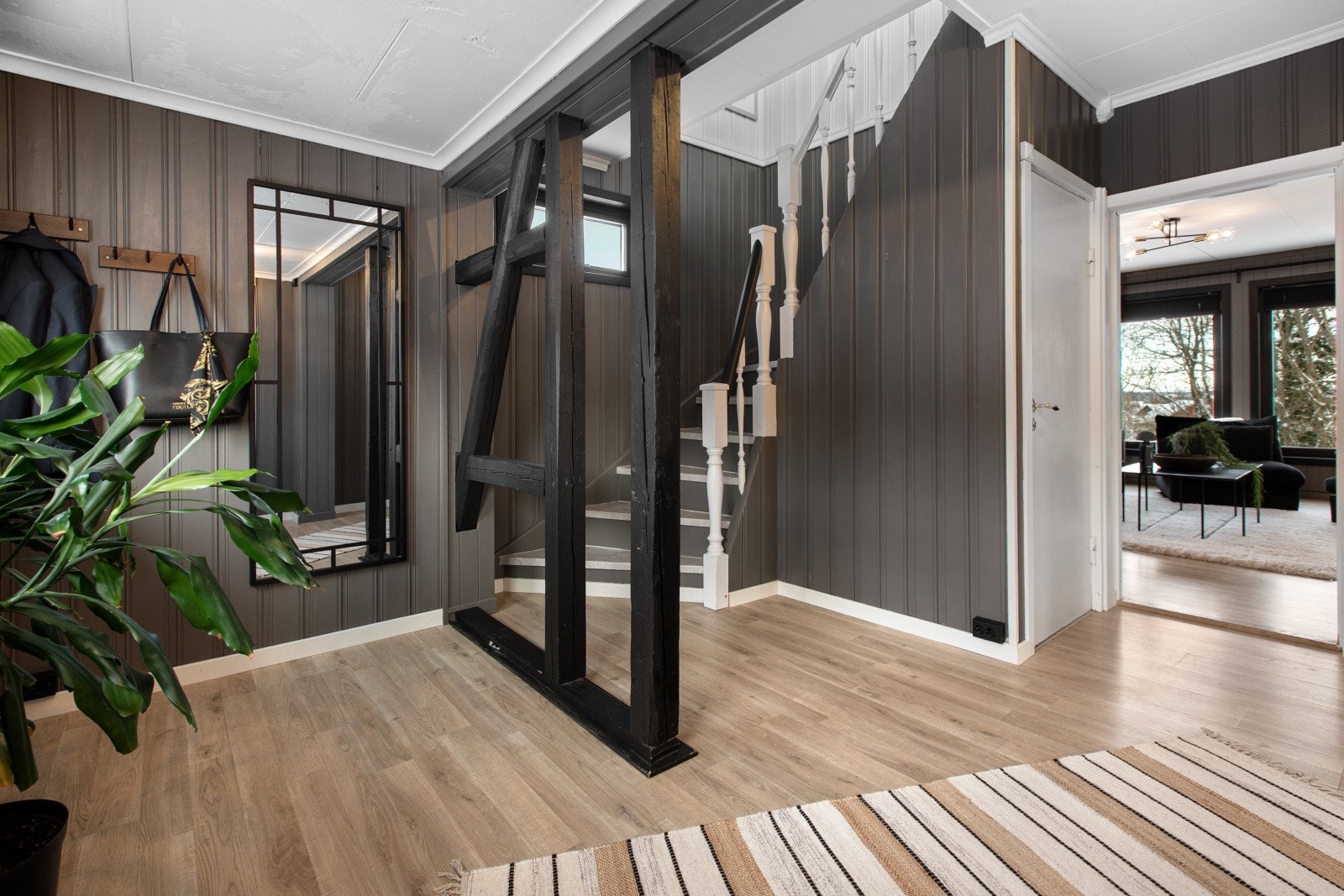 Når du kommer inn i boligen, ønskes du velkommen av en hyggelig entré med knaggrekke for yttertøy. Galleribilde