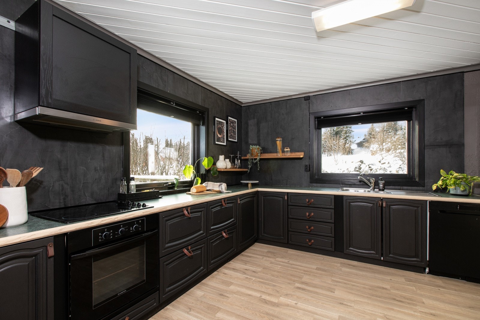 Kjøkkenet er plassert i en delvis åpen løsning mot stuen, og tilbyr gode arbeidsflater samt god skapplass. Galleribilde