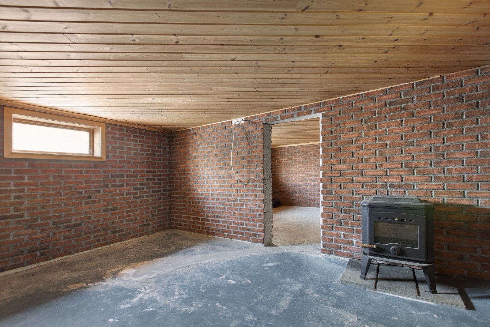 I kjelleretasjen finnes to rom som i dag er uinnredet, og som byr på gode muligheter for videre bruk. Galleribilde