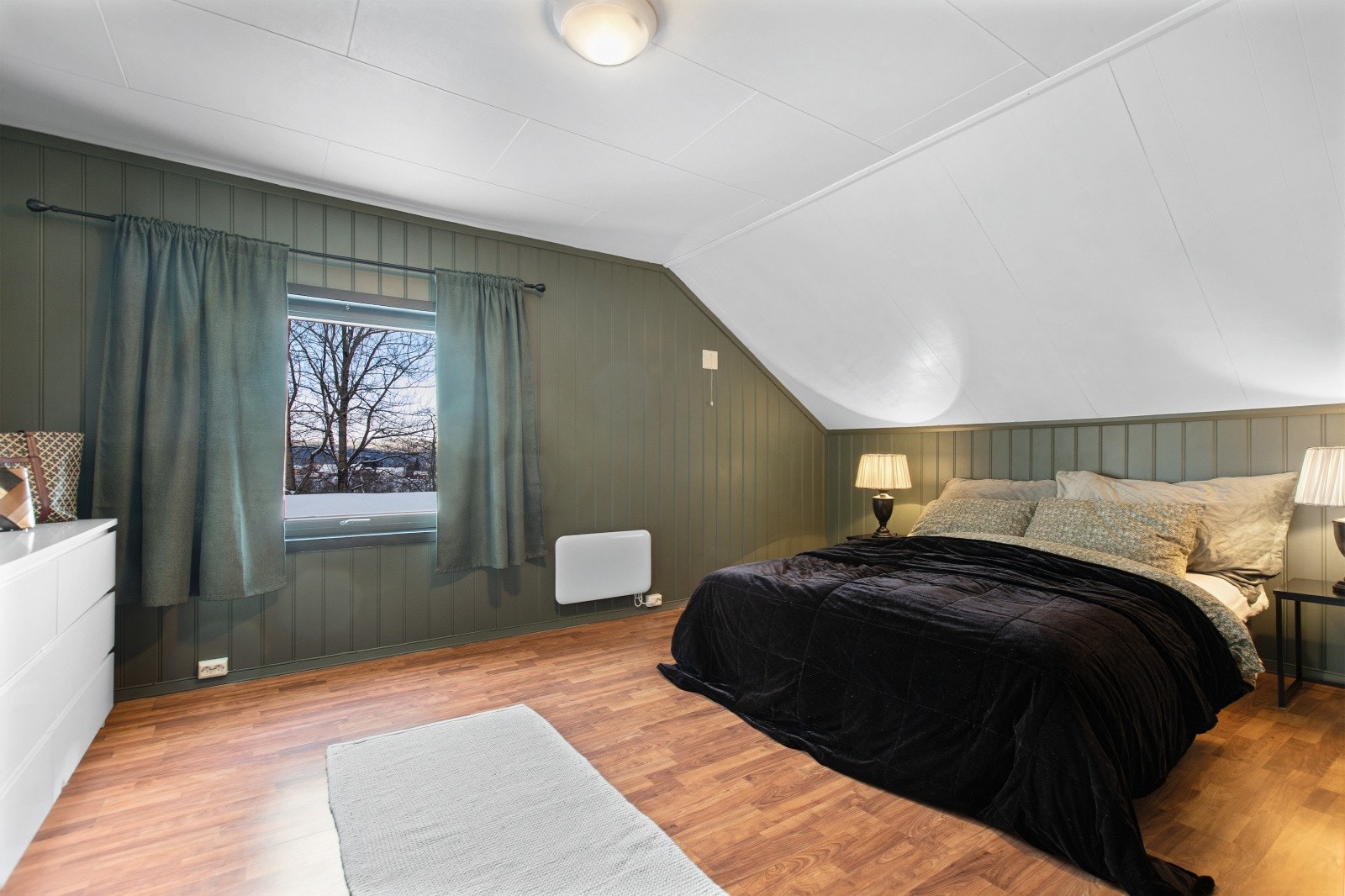 I andre etasje er det plassert tre soverom. Dette er det første rommet man kommer til. Galleribilde