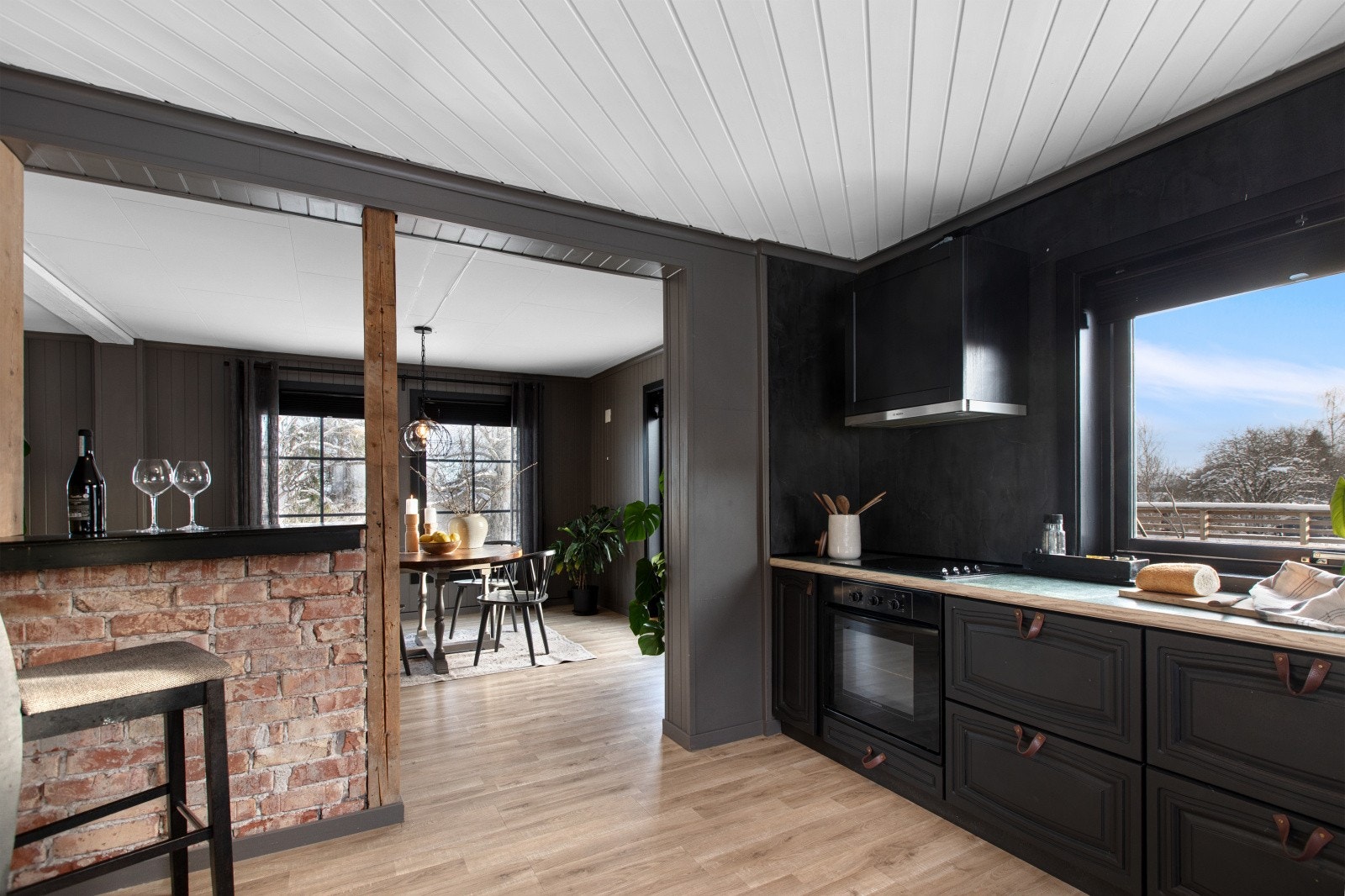 Kjøkkenet har en stilsikker utforming som harmonerer godt med boligens helhetlige uttrykk. Galleribilde