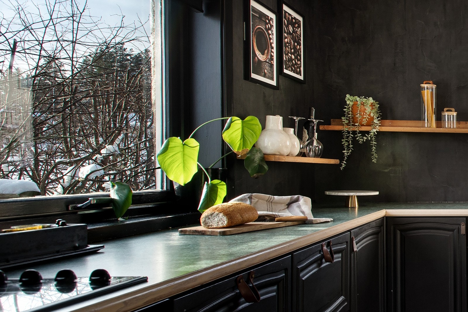 Vinduer på kjøkkenet gir rikelig med naturlig lys, samtidig som du har god oversikt over både hagen og terrassen. Galleribilde