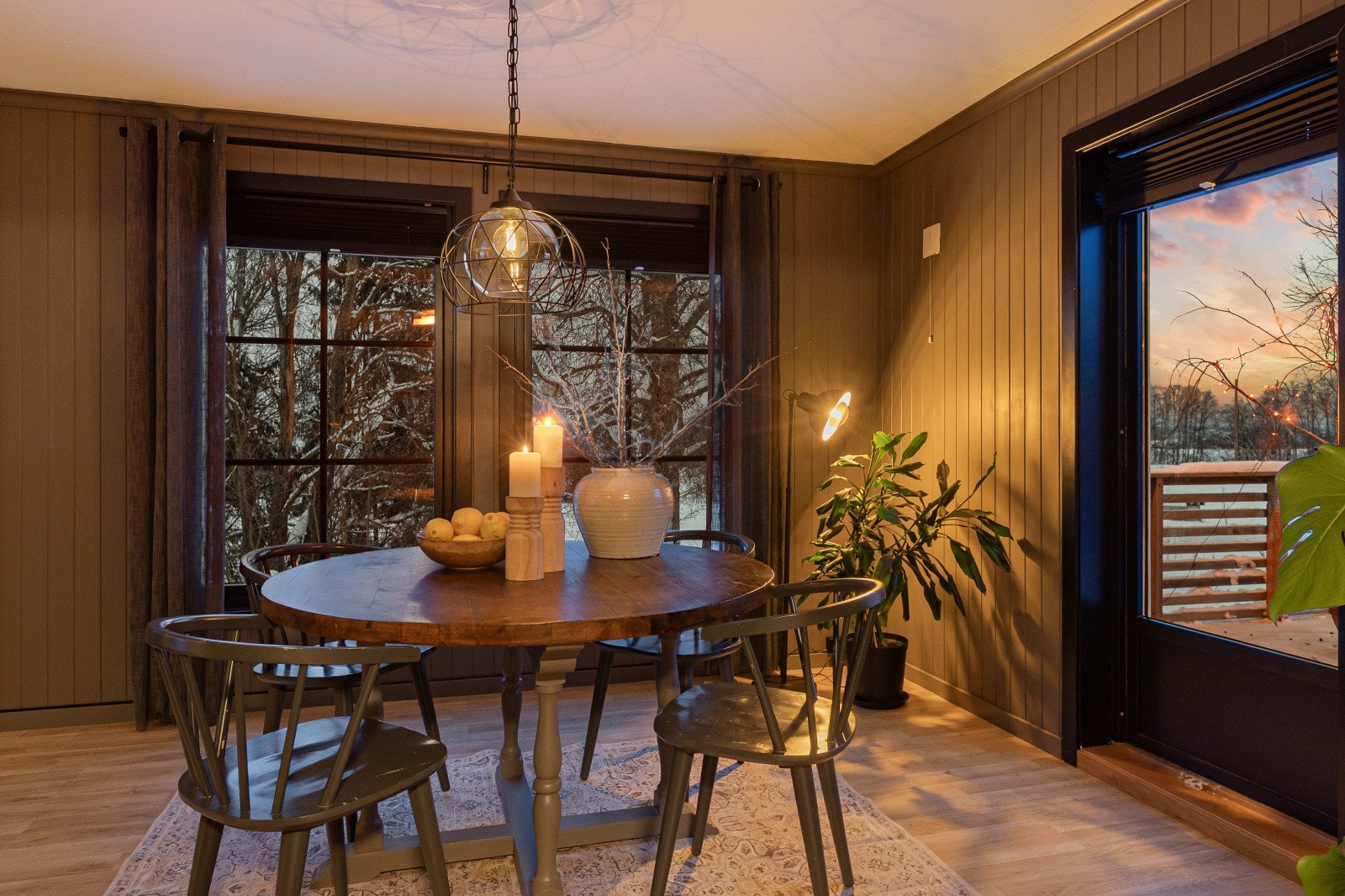 Med store vinduer får rommet rikelig med naturlig lys og fin utsikt mot grøntområder. Galleribilde