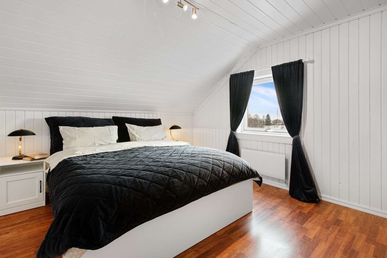 Det tredje soverommet er i dag innredet som hovedsoverom. Galleribilde