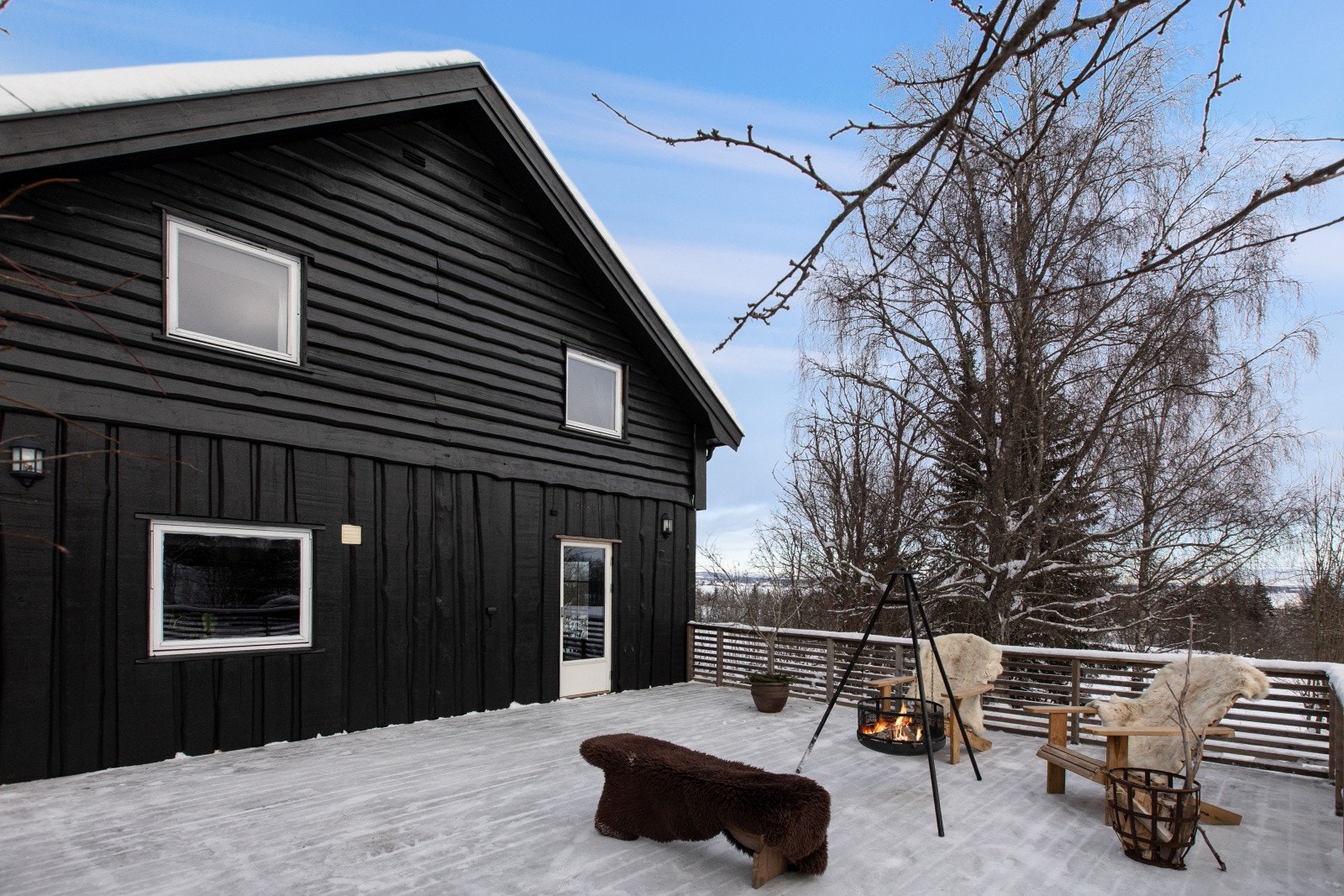 Stuen har direkte utgang til en ca. 49 kvm stor terrasse, perfekt for utemøbler og uteopphold. Galleribilde