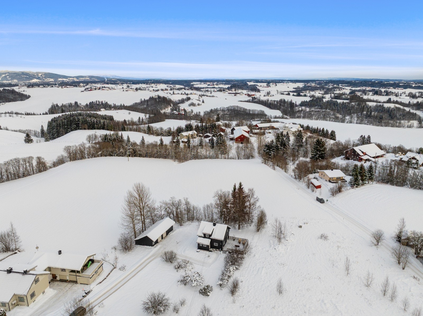 Eiendommen har en landlig og rolig beliggenhet, samtidig som det er kort vei til nærliggende barnehage og barneskole. Galleribilde