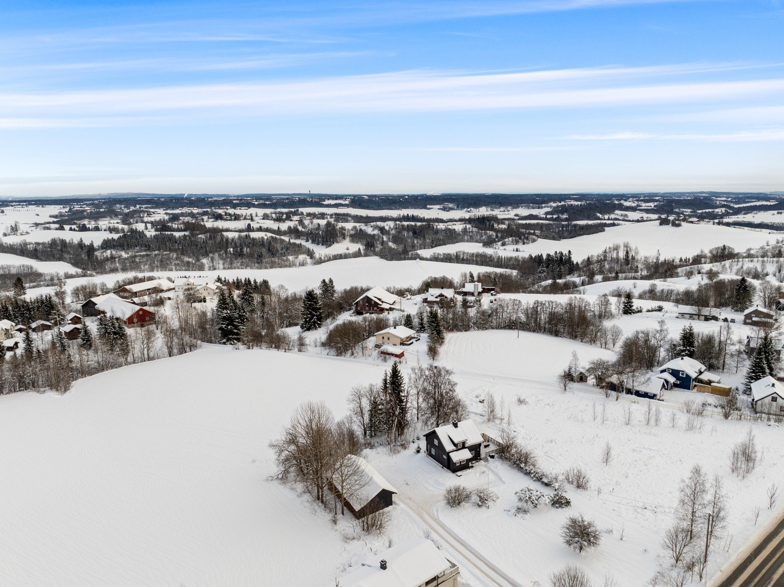 Eiendommen har en romslig tomt på over 3 mål, hvor du kan la de grønne fingrene få fritt spillerom med dyrking, beplantning og hageglede. Galleribilde