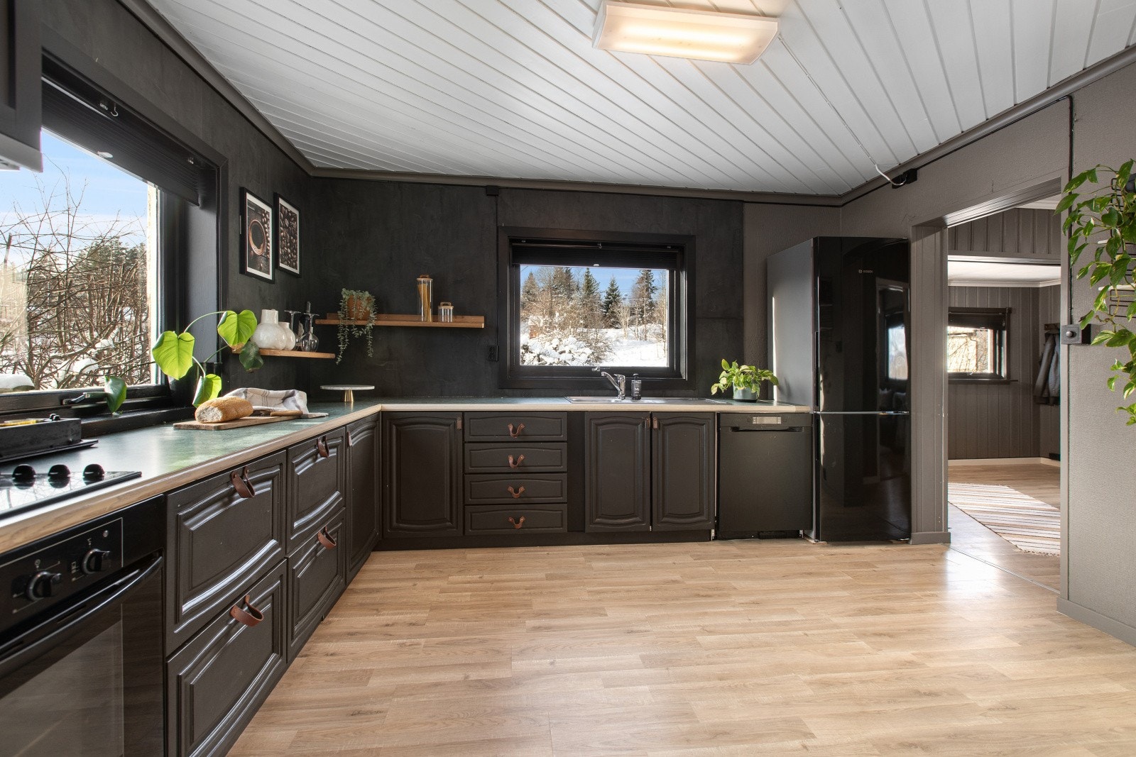 Like ved entréen er kjøkkenet plassert, med en praktisk og lett tilgjengelig beliggenhet. Galleribilde