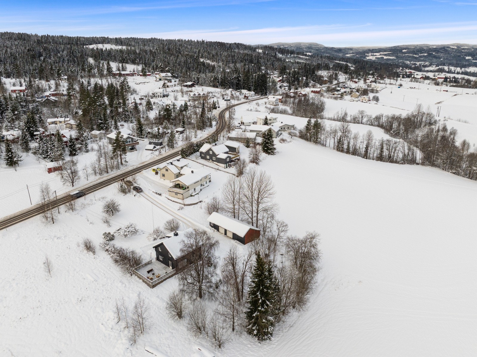 Eiendommen byr på god lagringsplass i garasje, i tillegg til gode parkeringsmuligheter på egen romslige gårdsplass. Galleribilde