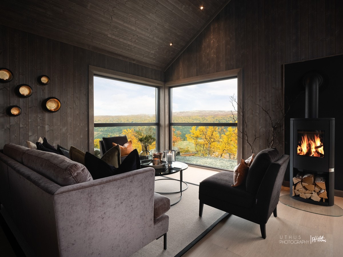 Stuen innbyr til koselige kvelder foran peisen Galleribilde