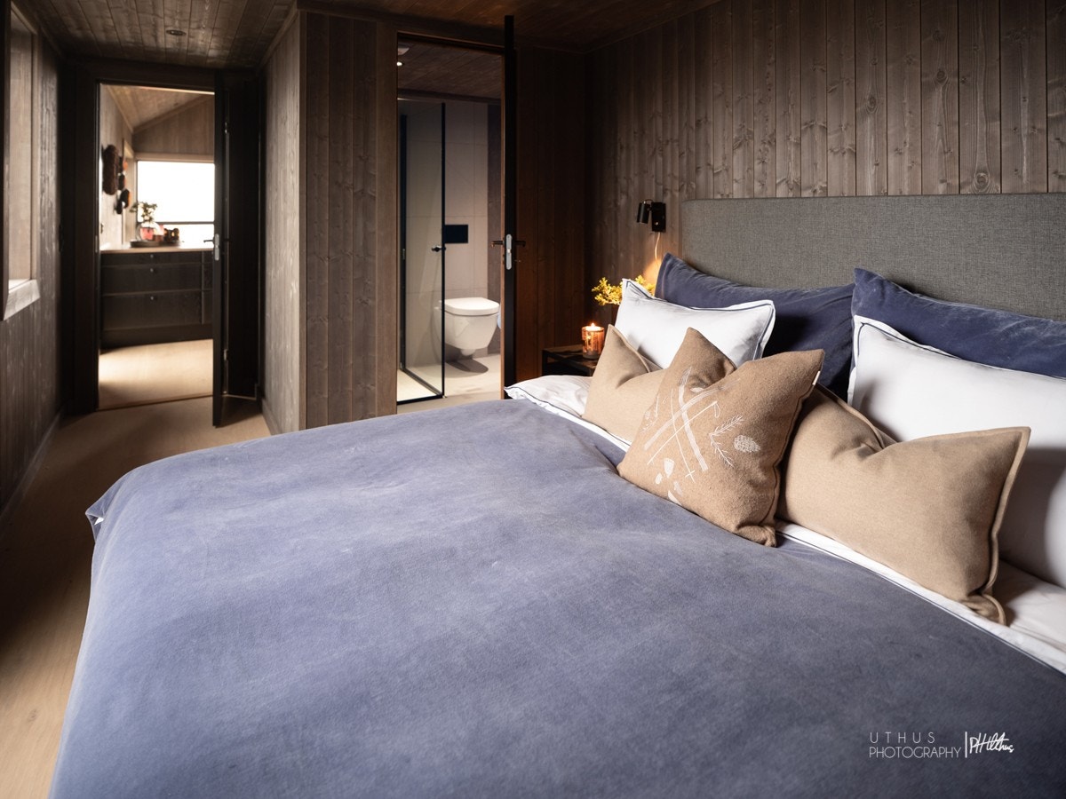 Etter en lang dag fortjener man en god natts søvn, og luksusen hovedsoverommet gir med direkte tilgang til det herlige badet Galleribilde