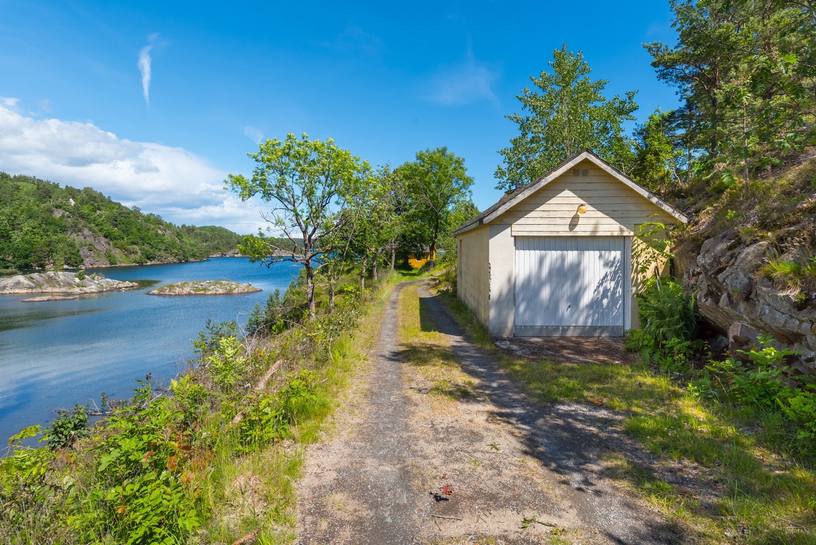 I tillegg til boligene er det en enkel garasje på eiendommen. Galleribilde