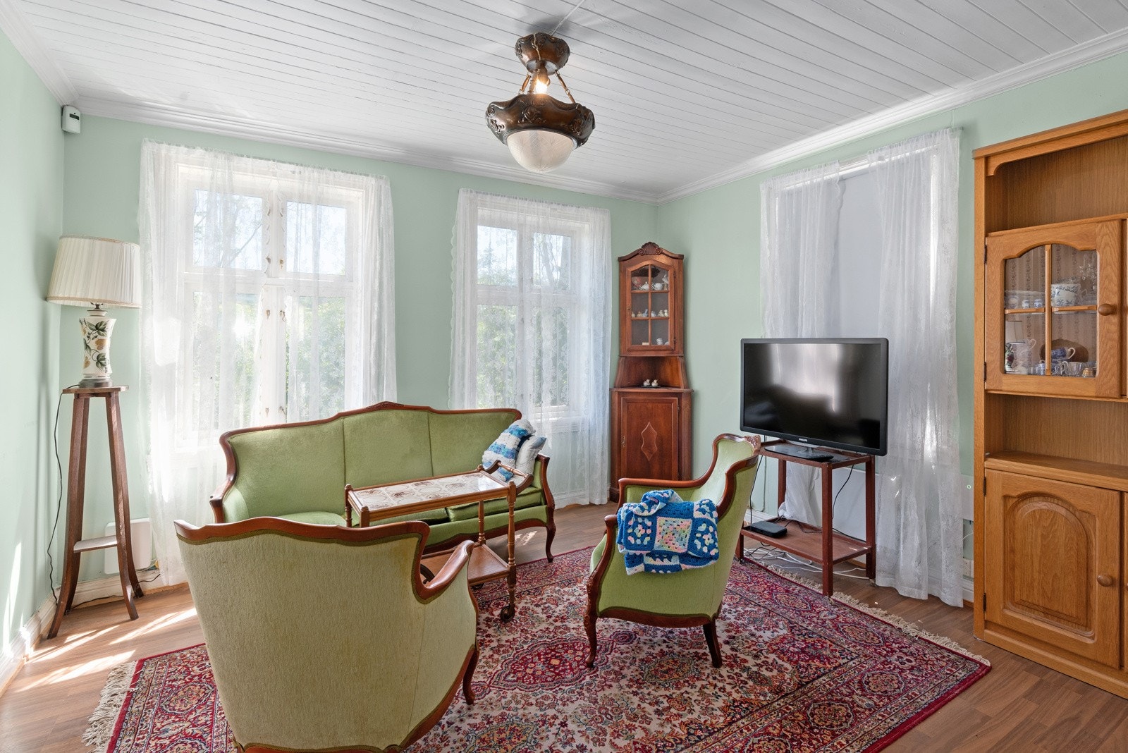 Boligen holder gjennomgående enkel standard med oppussing/renoveringsbehov. Galleribilde