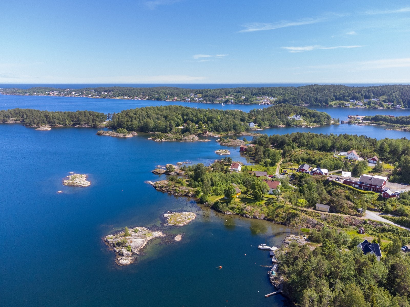 Stor og flott eiendom med lang strandlinje og egne holmer Galleribilde