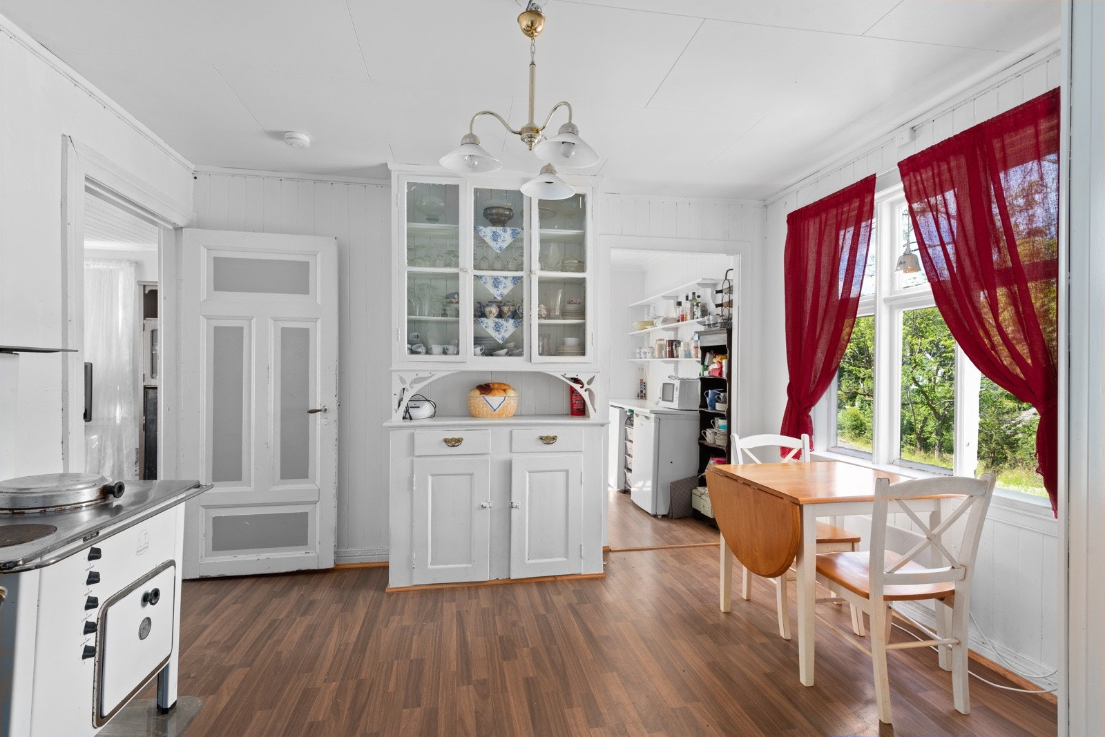 Kjøkkenet består av 2 rom. Her er det god plass. Galleribilde