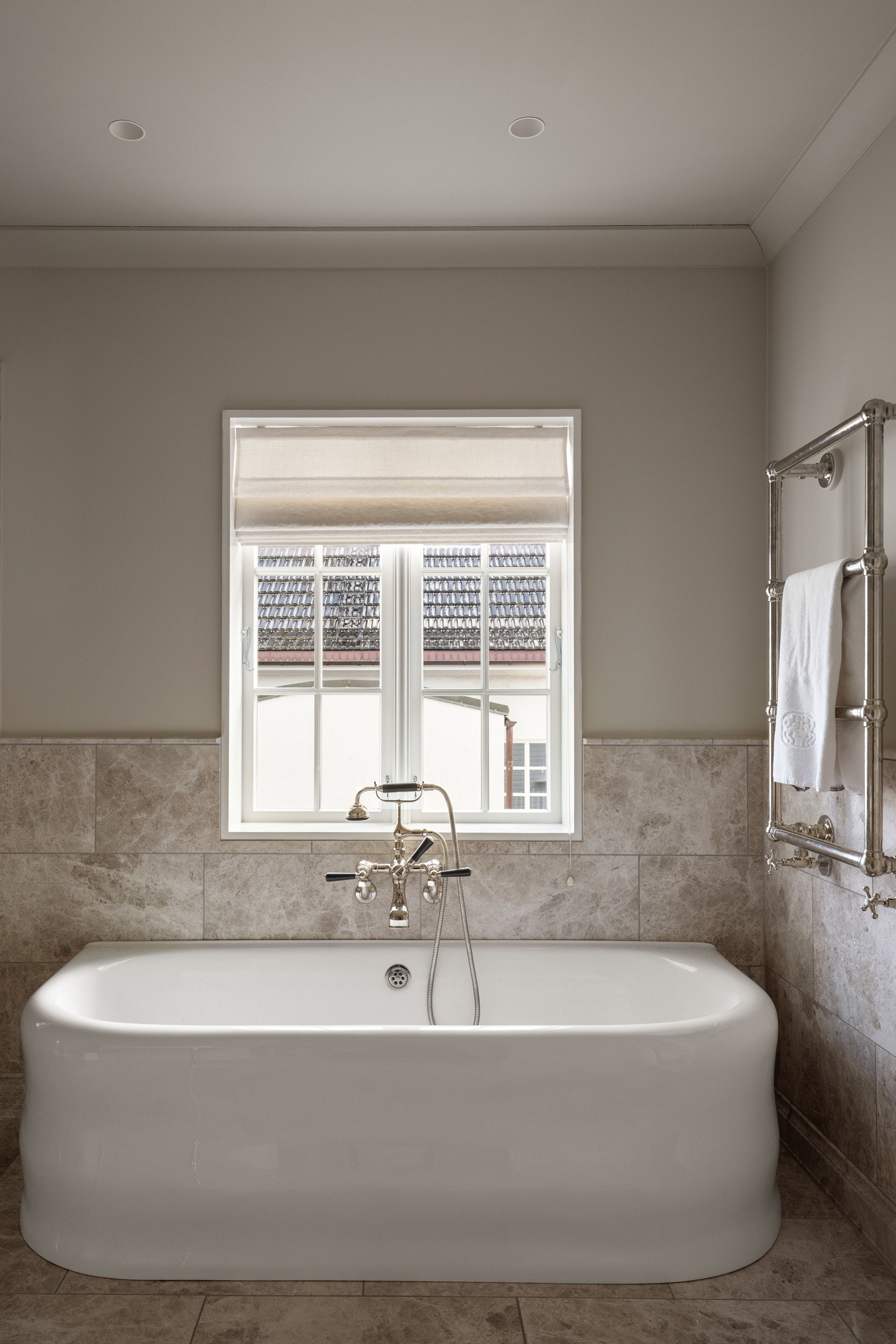 Badet har et flott badekar i støpt kompositt i 1930-talls art deco-stil. Galleribilde