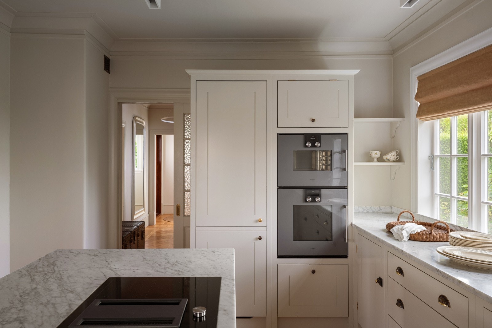 Videre er kjøkkenet utstyrt med integrerte hvitevarer fra Gaggenau, Miele og Leibherr. Galleribilde