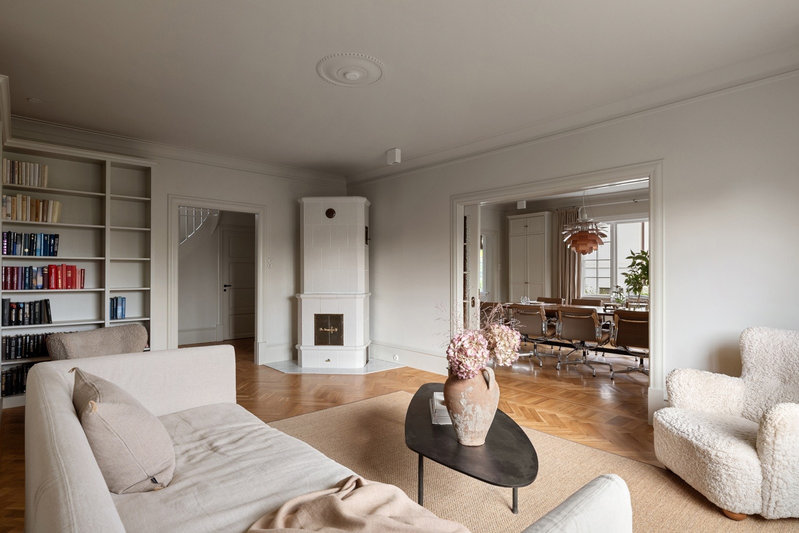 Stuen og spisestuen ligger i dels åpen løsning - kun avdelt med en dobbel skyvedør med frostede glassfelter. Galleribilde