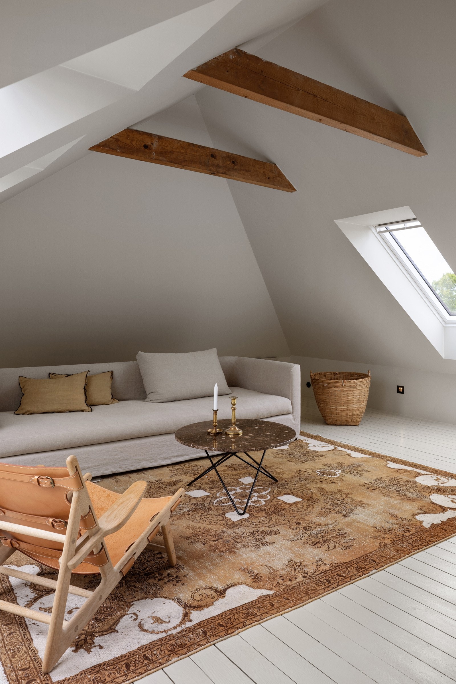 I boligens toppetasje har man en lys og luftig loftstue, med herlig lysinnslipp fra takvinduene. Galleribilde