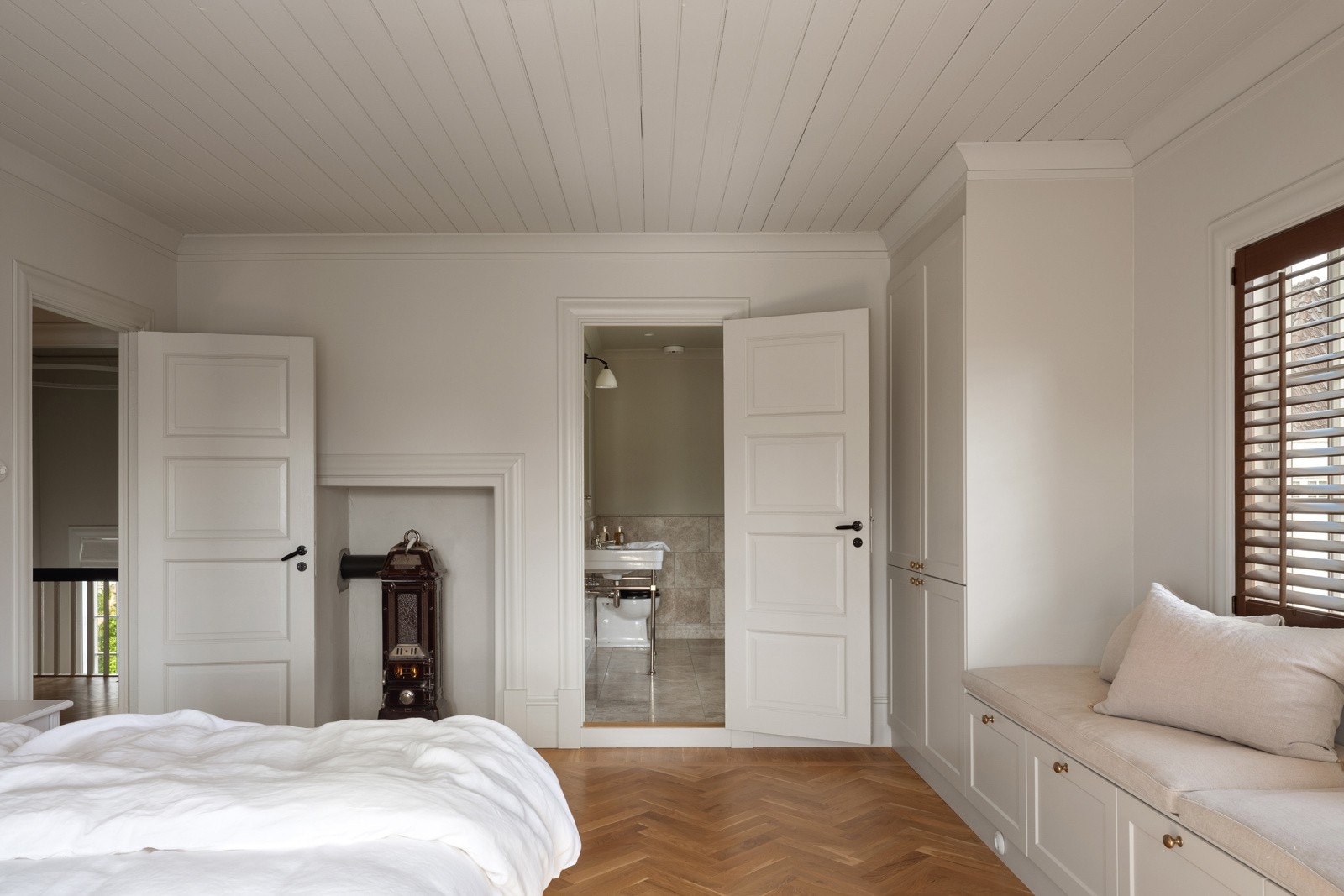 Badet i andre etasje ligger fint til ved hovedsoverommet, og har i tillegg adkomst fra gangen. Galleribilde