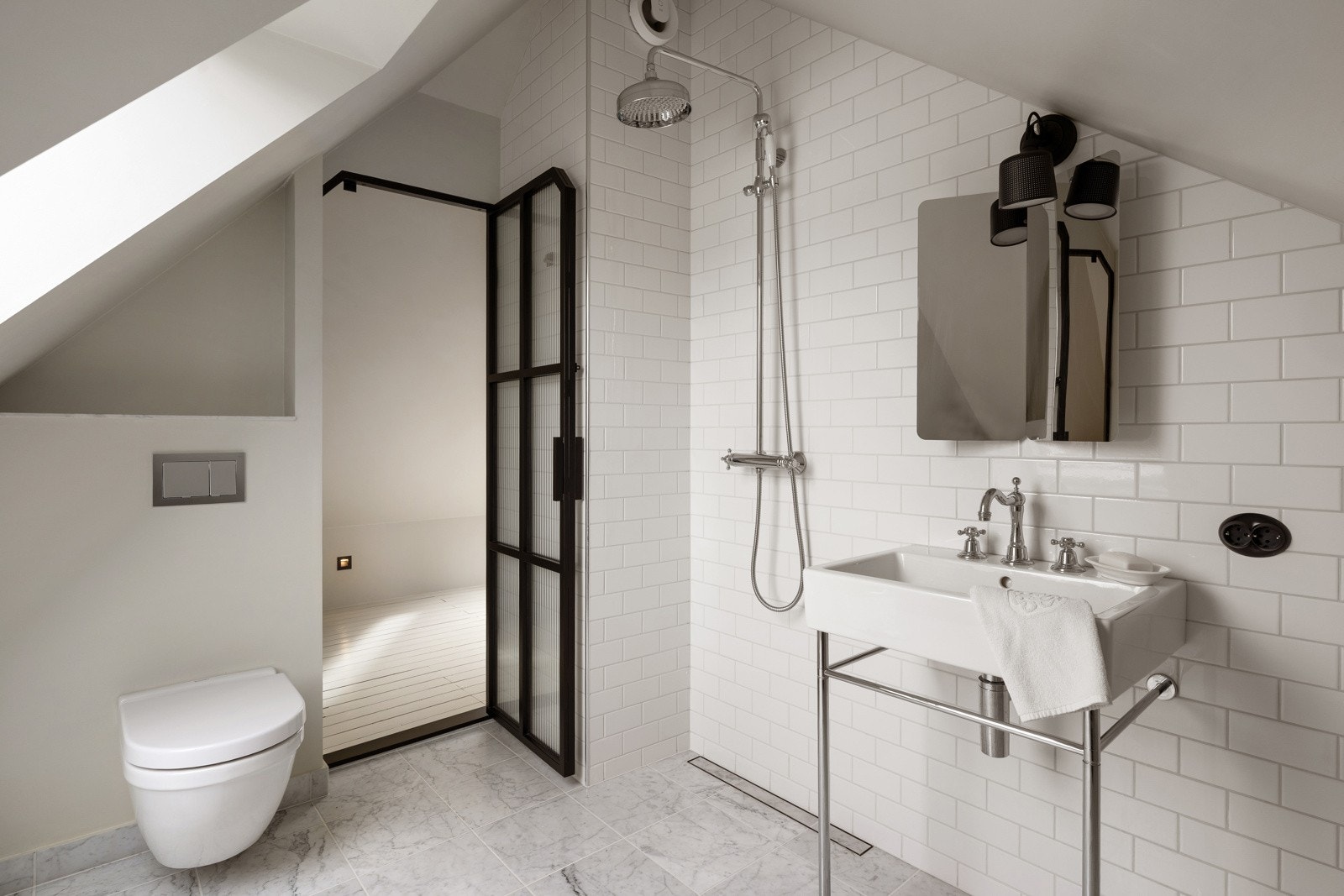 Badet i loftsetasjen er oppgradert i samme tidstypiske stil som resten av huset. Galleribilde