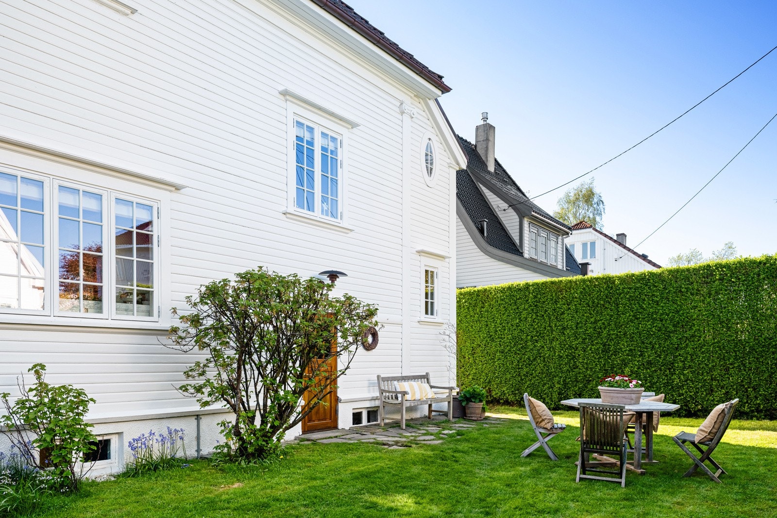 Eneboligen ligger fint plassert på en flat, solrik tomt på 405 kvm. Galleribilde