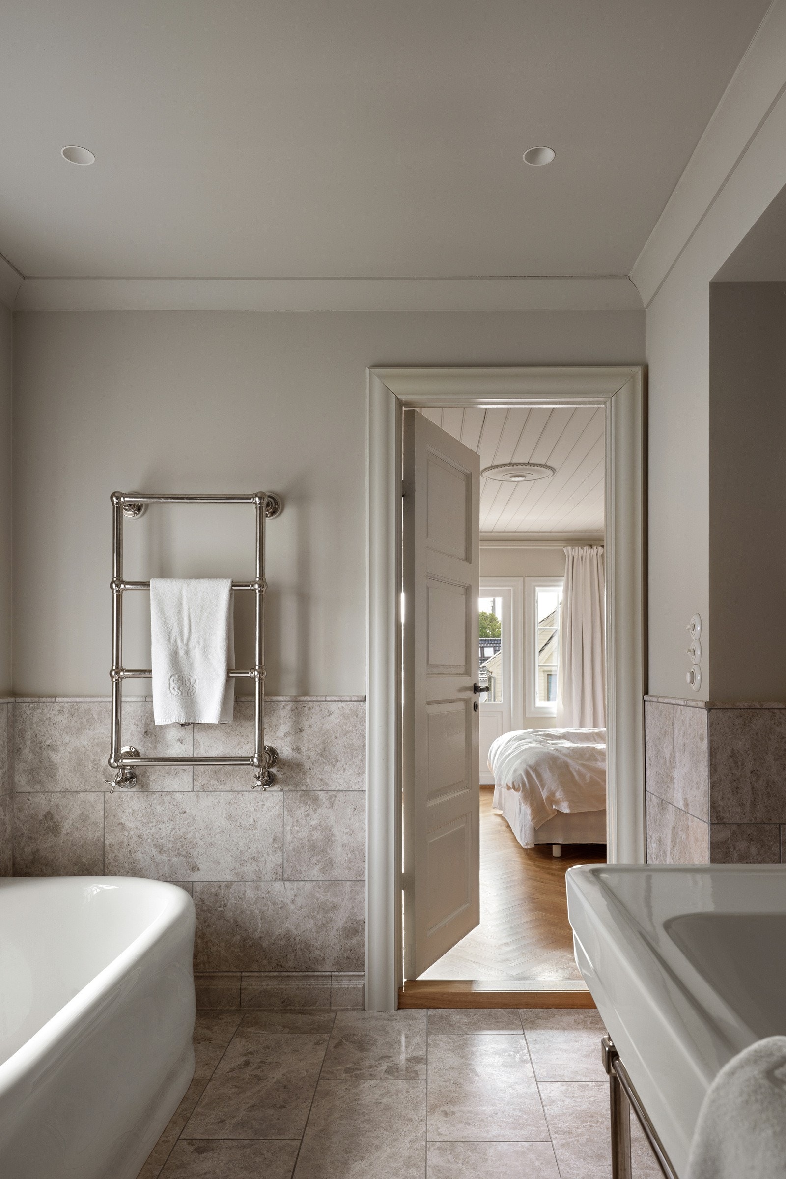 Fra gulvet og opp til brystningshøyde er det lekre Fired Earth fliser i marmor, og over er veggene malt i en matchende beigetone. Galleribilde