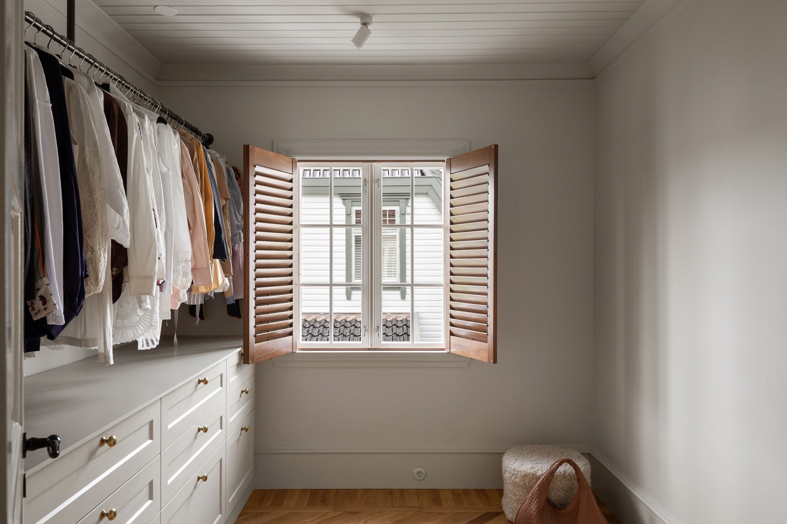 Det ene rommet er i dag innredet som walk-in garderobe, men er originalt et soverom. Galleribilde