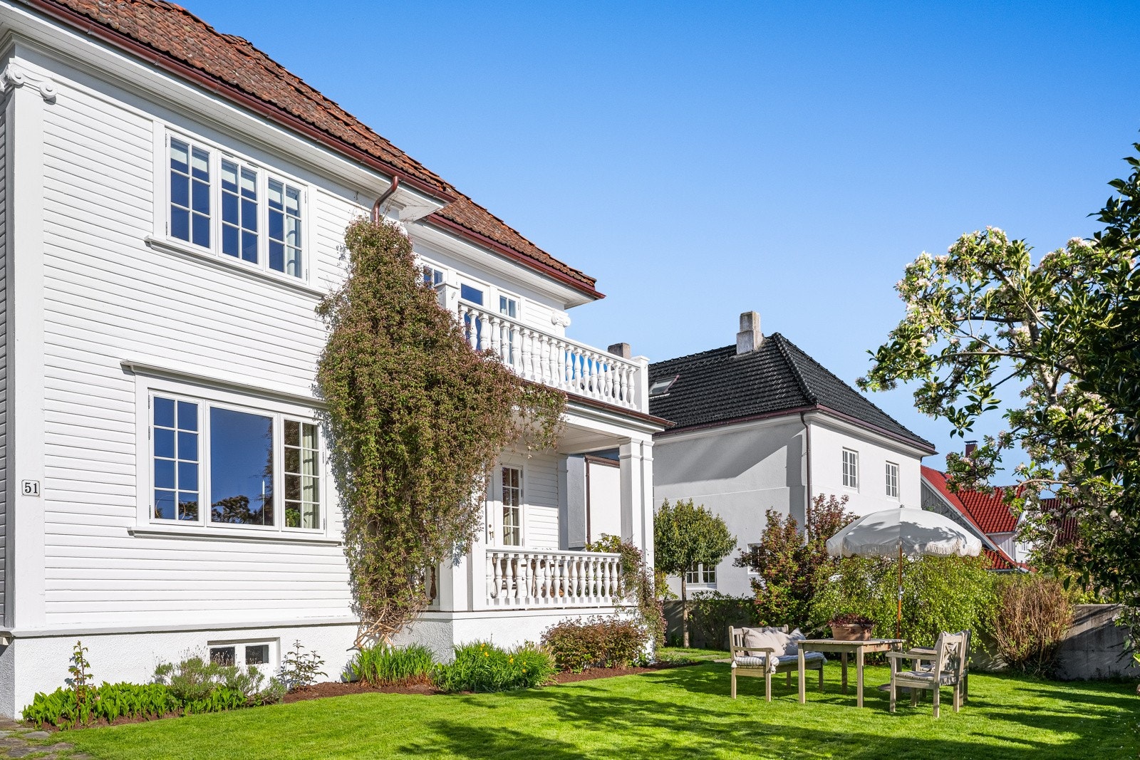 I perioden 2014 til 2019 ble boligen renovert, og det er lagt stor vekt på å beholde husets tidstypiske detaljer, farger og romløsninger. Galleribilde